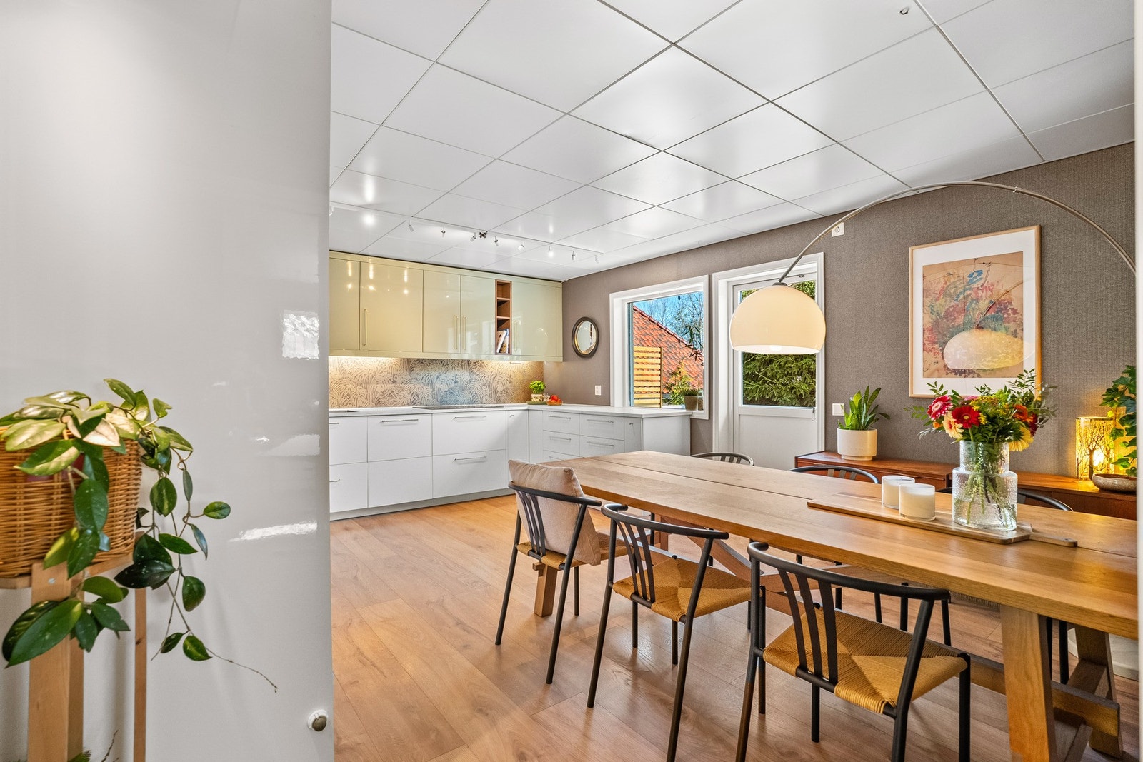 Lys spiseplass med åpen romfølelse og hyggelig utsyn mot uteområdet. Galleribilde