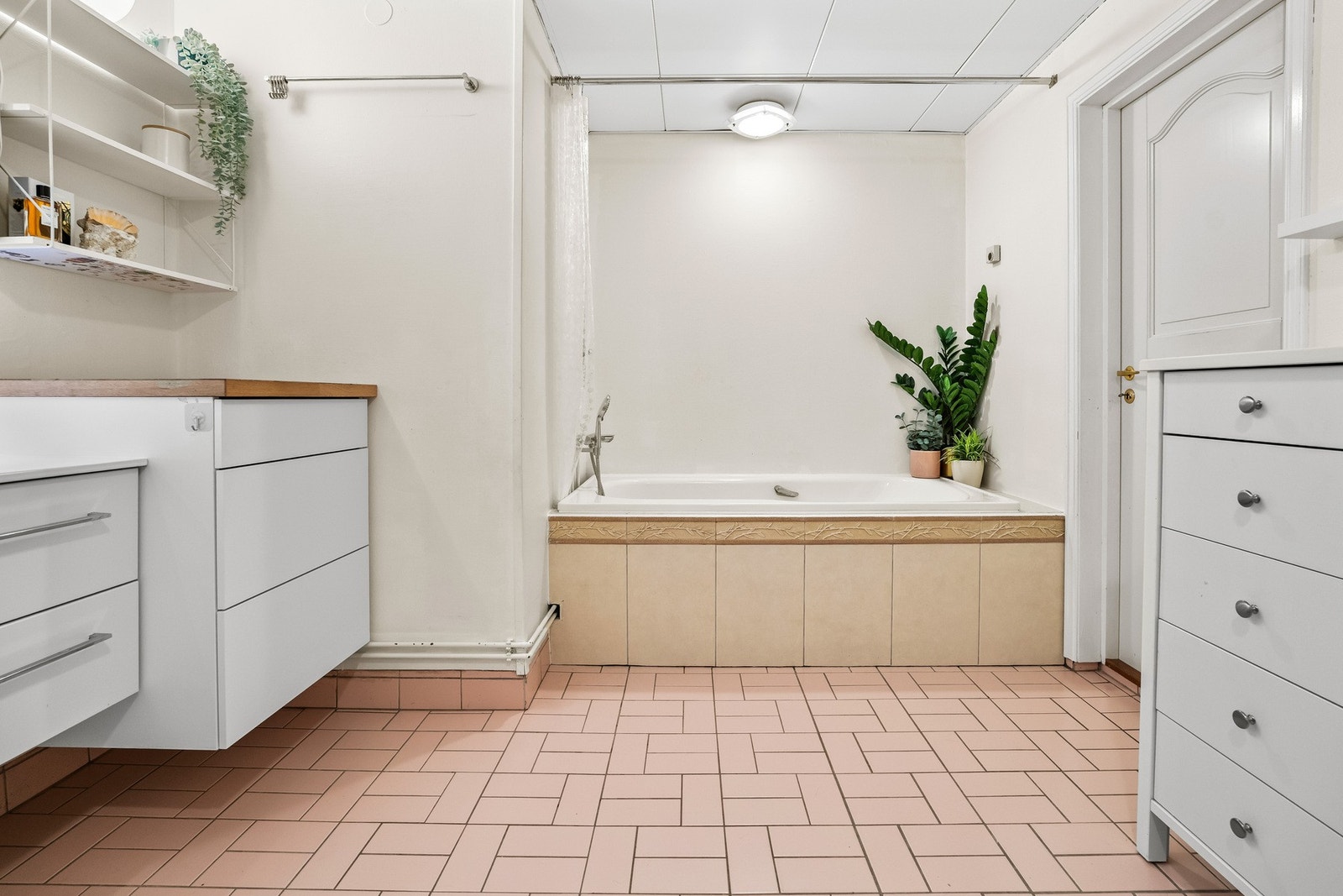 Bad med badekar, romslig innredning og flere oppbevaringsmuligheter som gir et praktisk og ryddig uttrykk. Galleribilde