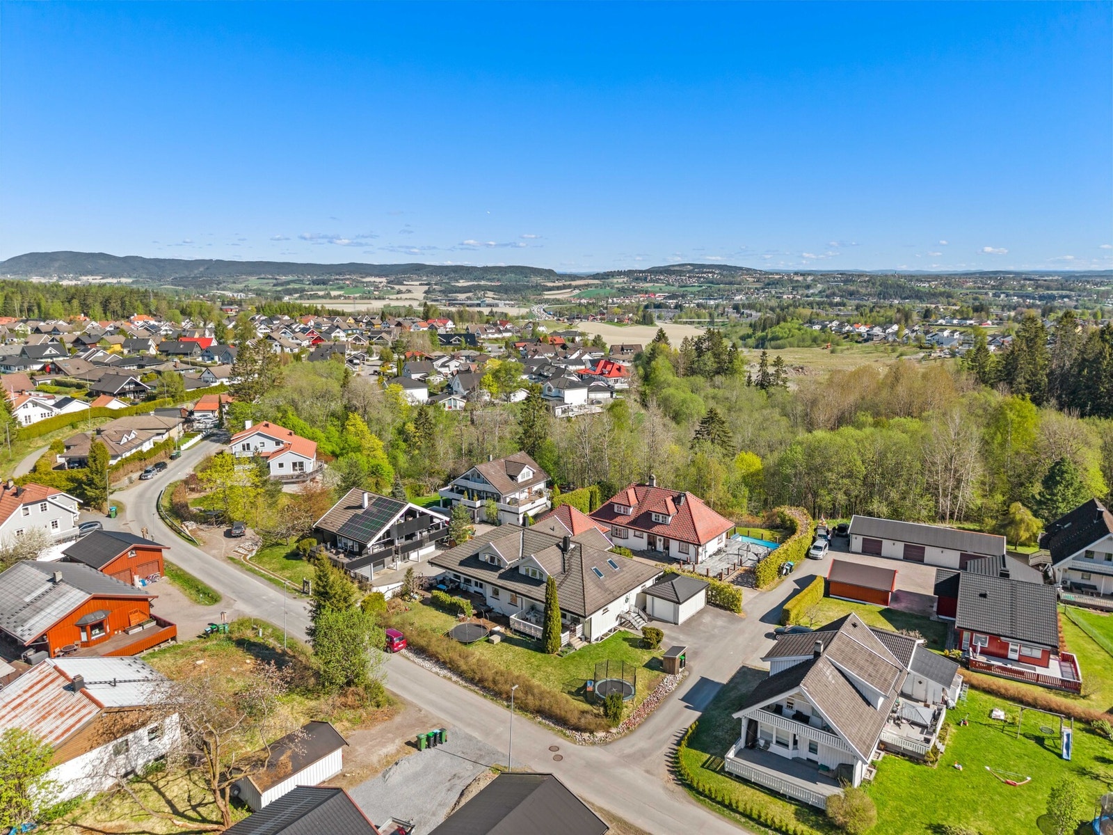 Boligen har et pent opparbeidet uteområde, romslig gårdsplass og garasje. Galleribilde