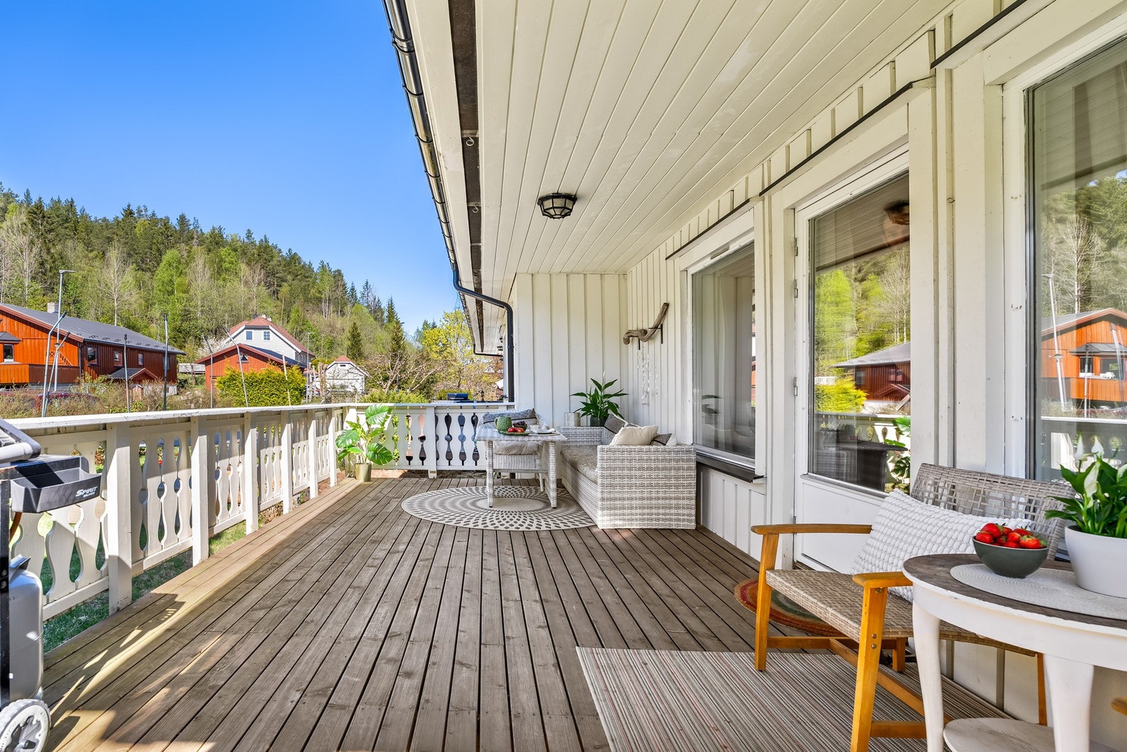 Romslig terrasse med gode solforhold og flere soner som passer godt til både avslapning og sosiale sammenkomster utendørs. Galleribilde