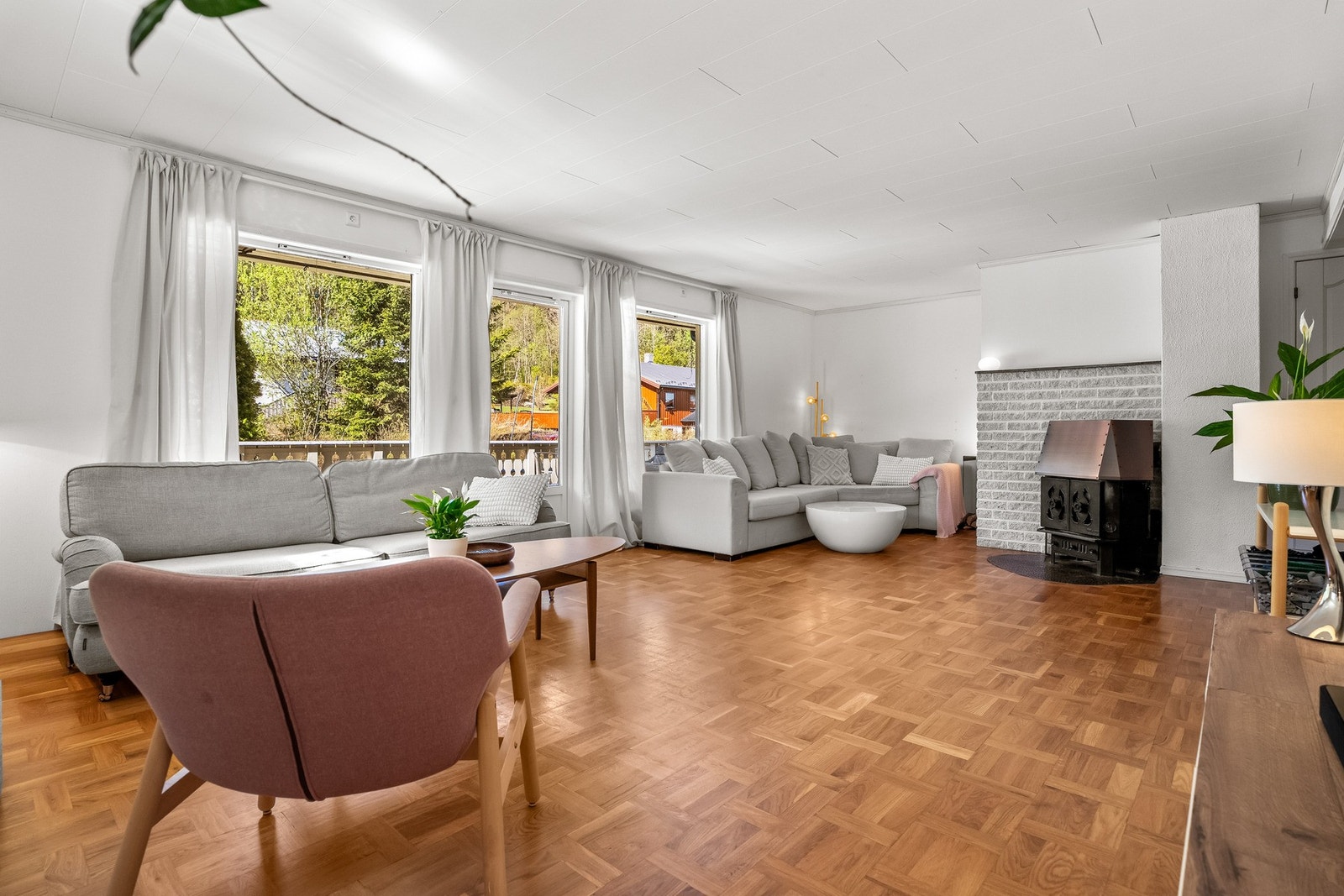 Stuen fremstår lys og åpen med store vindusflater som slipper inn rikelig med dagslys, samt vedovn som bidrar til en lun atmosfære. Galleribilde