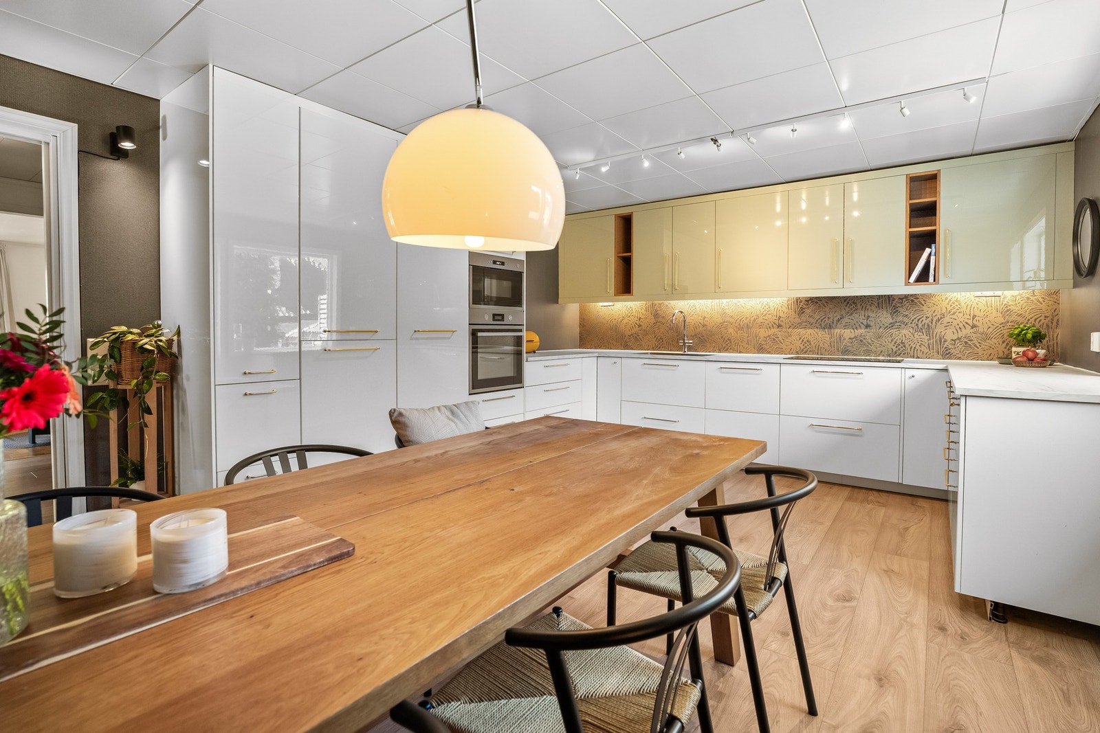 Moderne kjøkken med god arbeidsflate, et naturlig samlingspunkt rundt spisebordet. Galleribilde