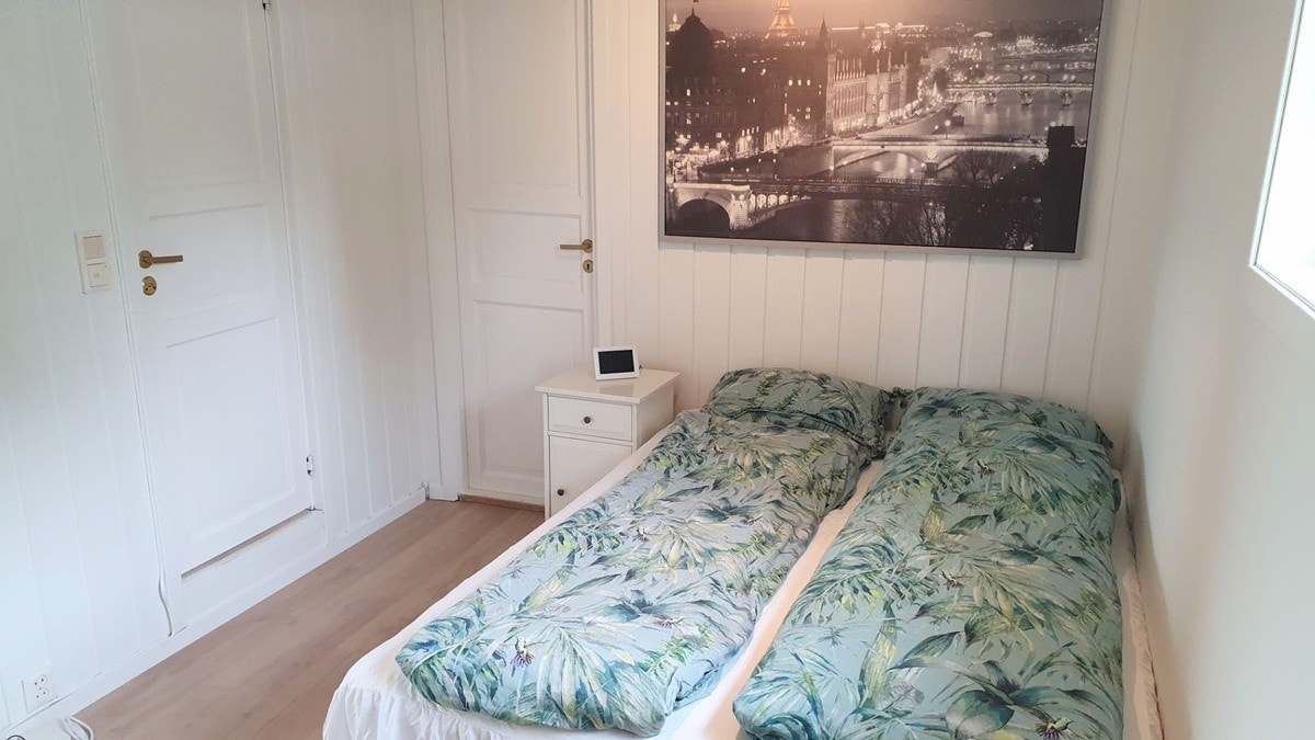 Soverom med dør inn til bod i bakgrunnen Galleribilde