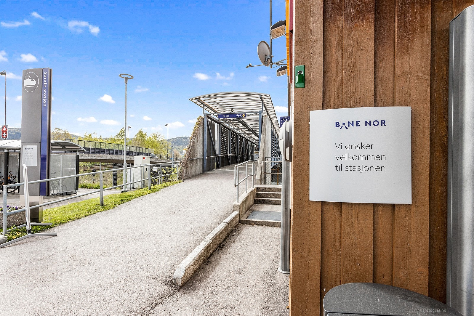 Sande har tog med hyppige avganger til Drammen og Oslo, samt nedover mot byene i Vestfold og Telemark. Galleribilde