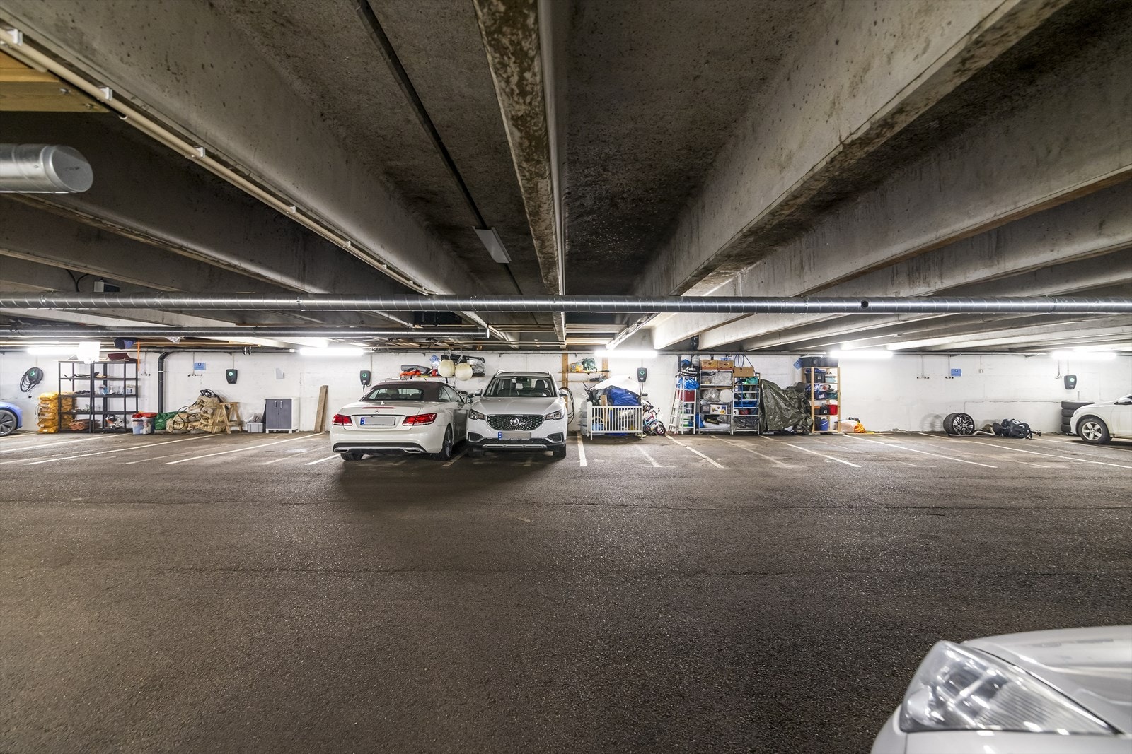 Det medfølger fast parkeringsplass til leiligheten i et felles garasjeanlegg under bygningen. Det er montert egen elbillader på plassen, noe som gjør boligen fremtidsrettet og praktisk. Galleribilde