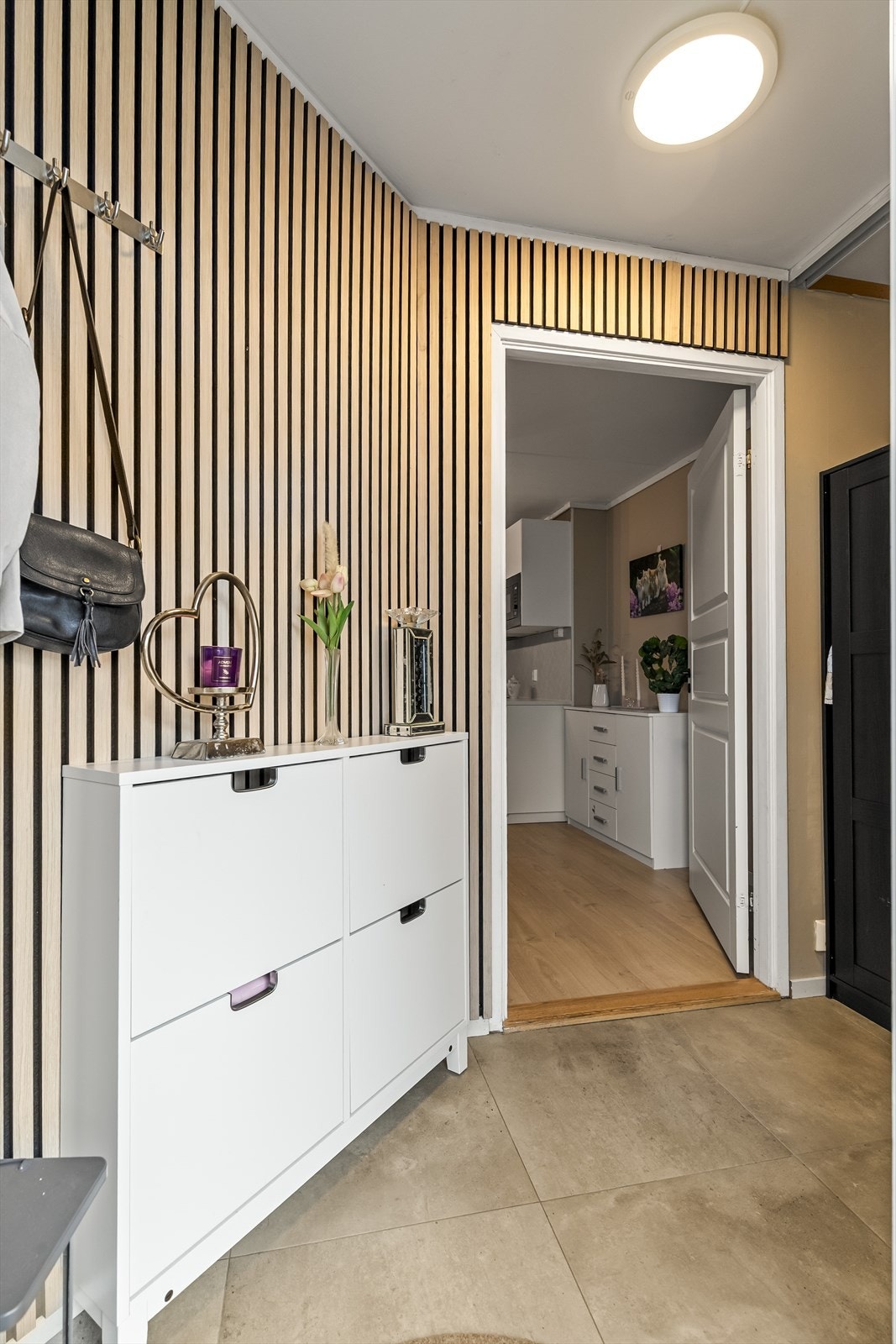 Du ønskes velkommen inn i en innbydende entré som setter standarden for resten av boligen. Galleribilde