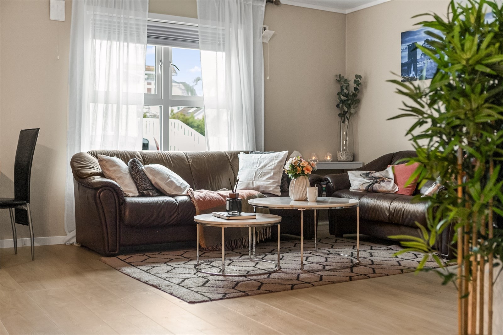 Store, nyere vinduer slipper inn rikelig med dagslys. Galleribilde