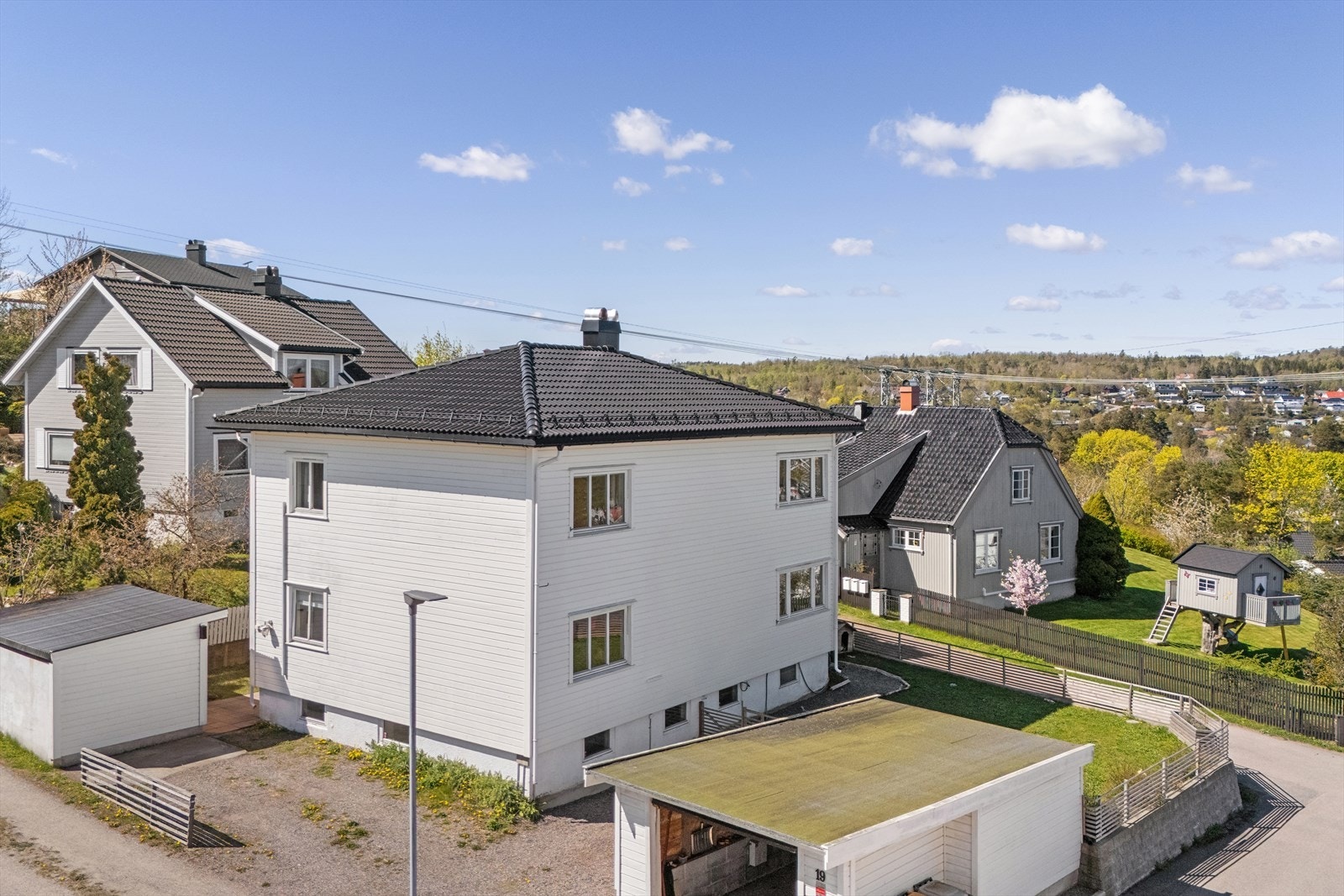 Det er installert elbillader i 2022. Leiligheten disponerer også tre boder i kjelleren. Galleribilde