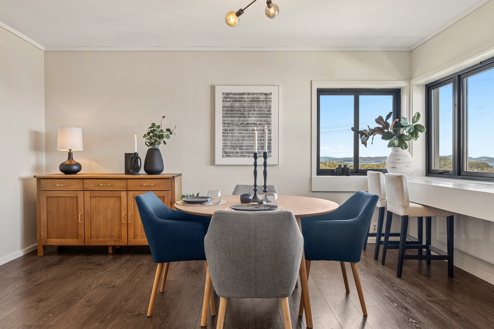 Spisestuen er plassert for å dra nytte av både dagslys og utsikt. Galleribilde