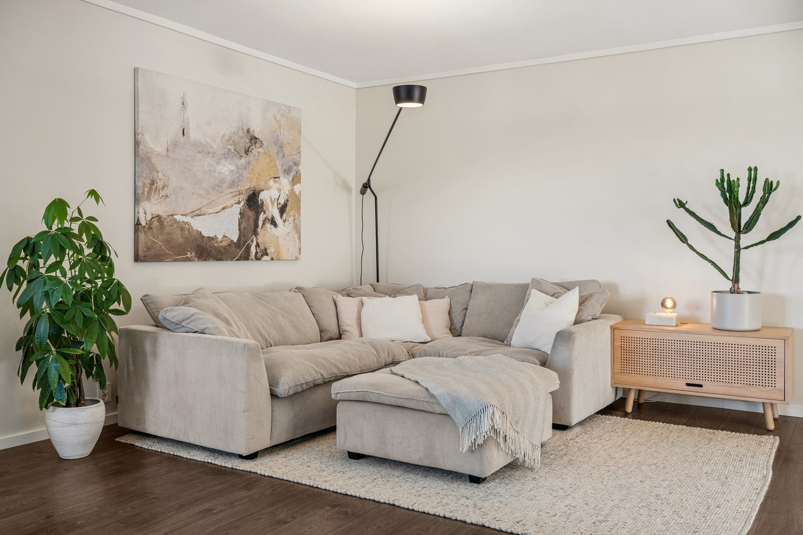 Gulvene i oppholdsrommene har laminat, og veggene har malte plater og tapet. Galleribilde