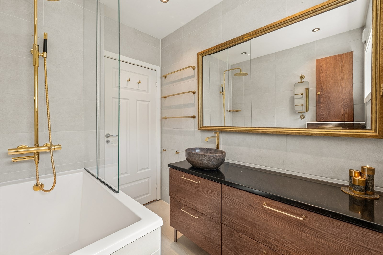 Badet ble modernisert i 2015 og har flislagte overflater og en elegant innredning. Galleribilde