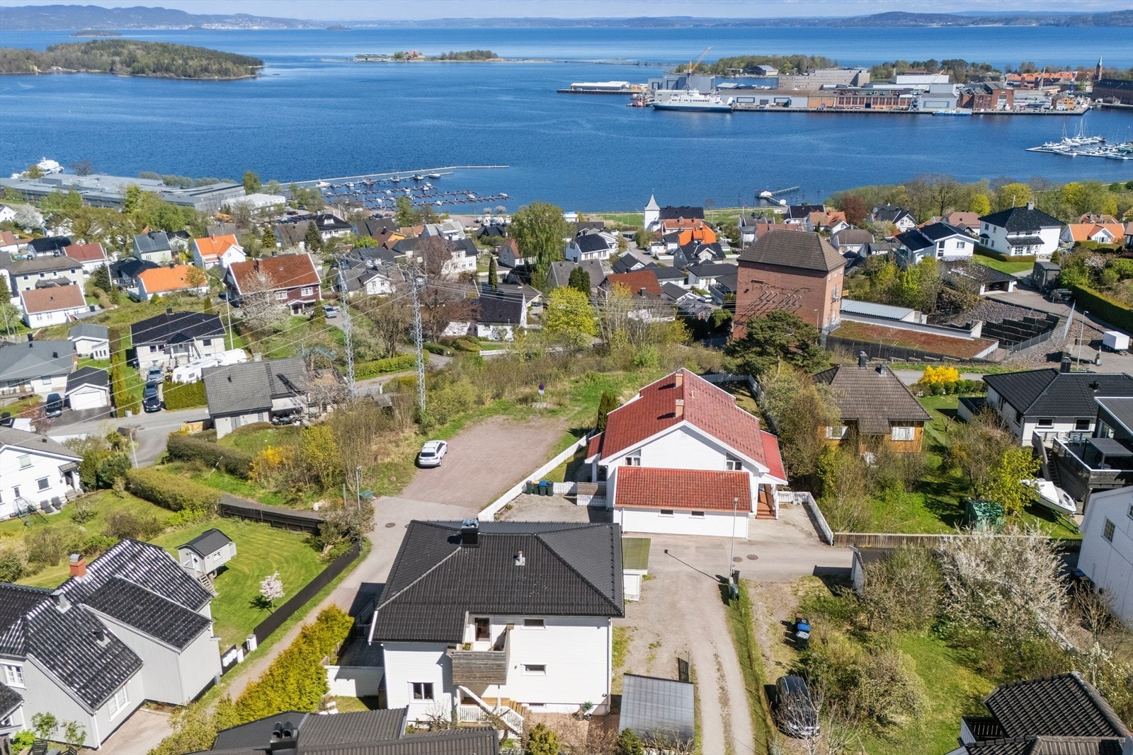 Eiendommen ligger høyt og fritt i et etablert boligområde, med kort vei til både sentrum og natur. Galleribilde