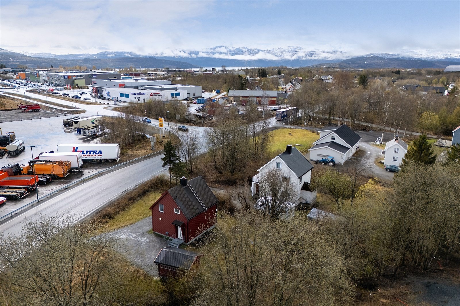 Taktekke, takrenner og nedløp ble skiftet i 2009. Nærhet til handelsparken og togstasjon. Galleribilde