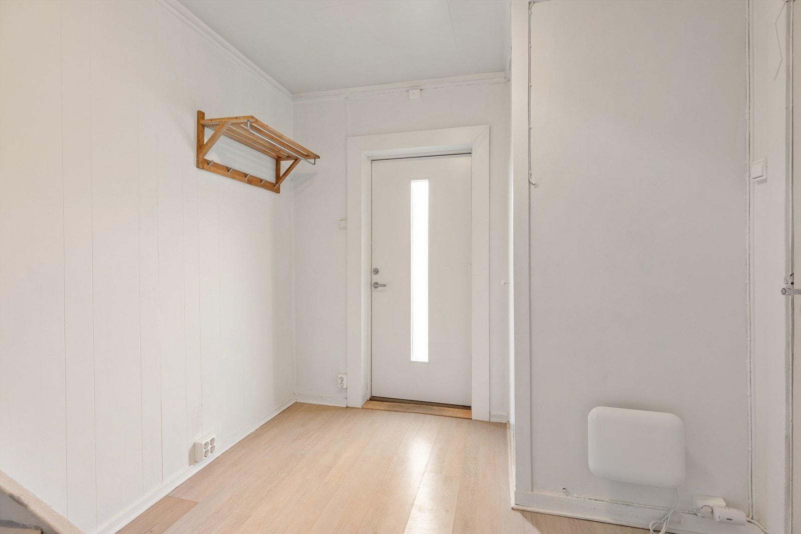 1.etg inneholder : Hall m/trapp, kjøkken, stue, toalettrom Galleribilde