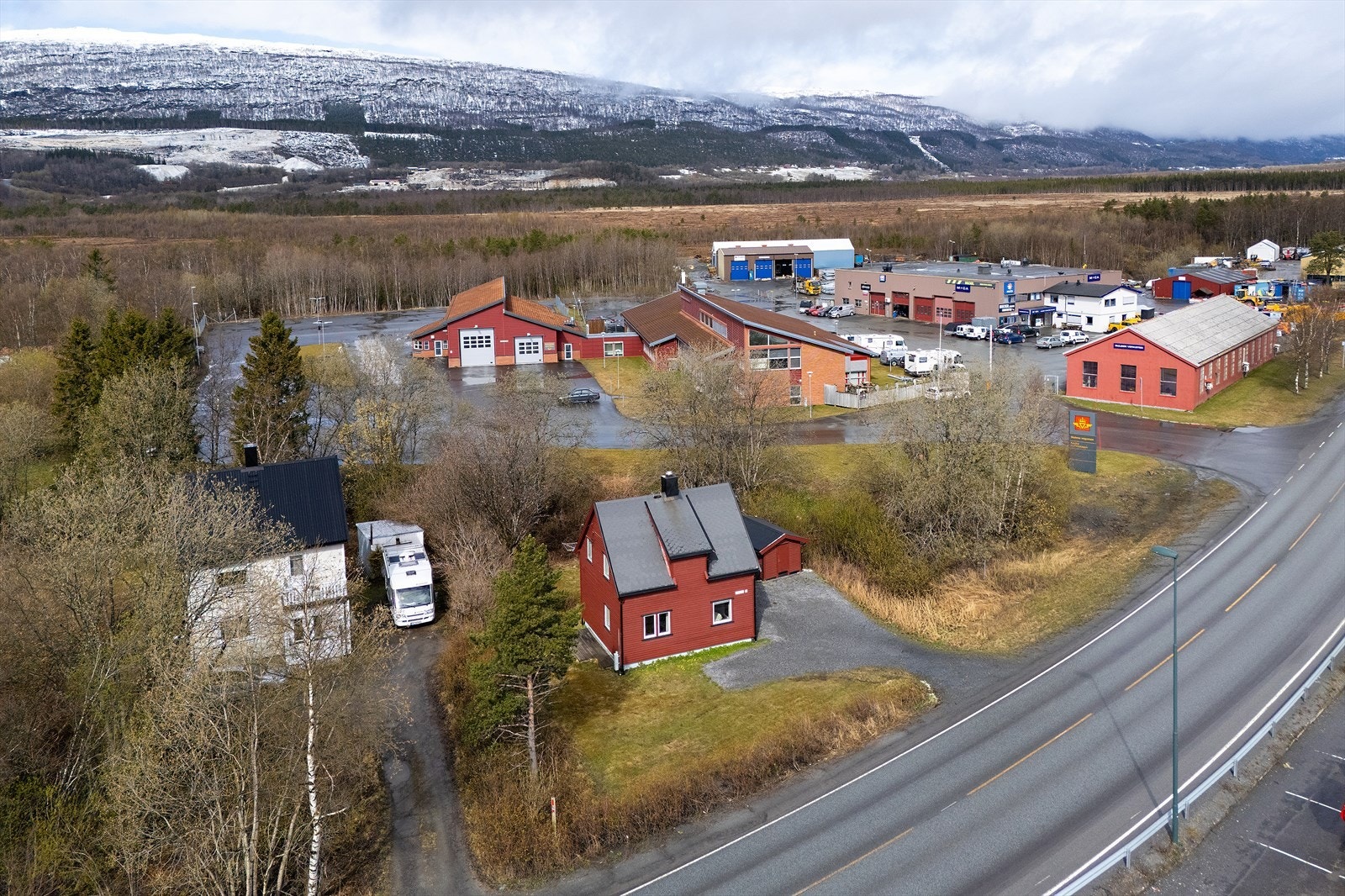 Eiendommen ligger ca. 2-3 km nord for Fauske sentrum, og har direkte adkomst fra riksveien, like etter innkjøring til Fauske
Handelspark. Galleribilde