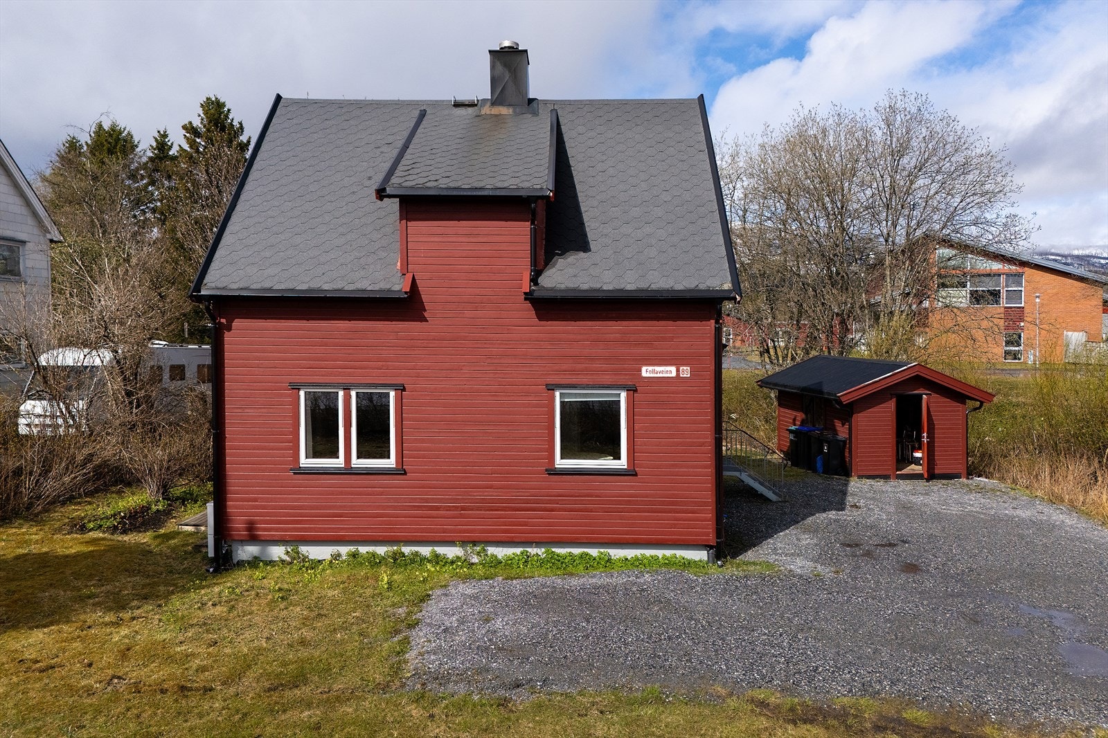 Eiendommen har gode parkeringsmuligheter og praktisk utebod på tomten. Galleribilde