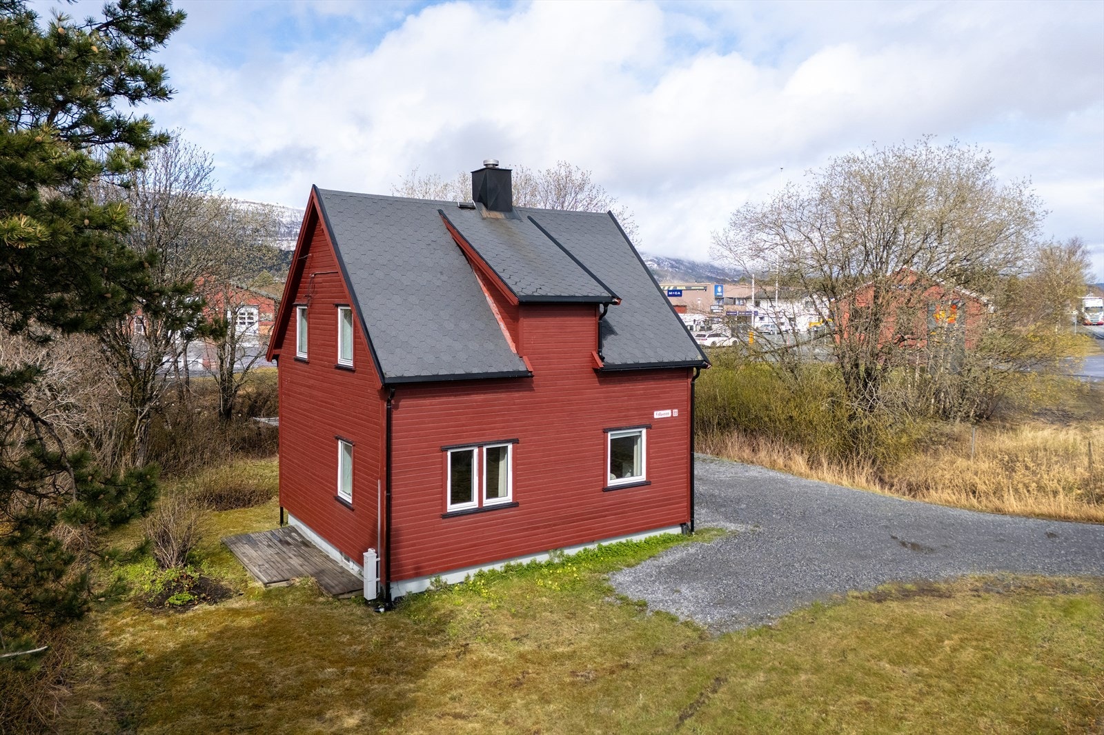 Utvendig er boligen oppgradert med nyere taktekke, kledning, etterisolering og flere nyere vinduer i perioden 2006-2009. Galleribilde
