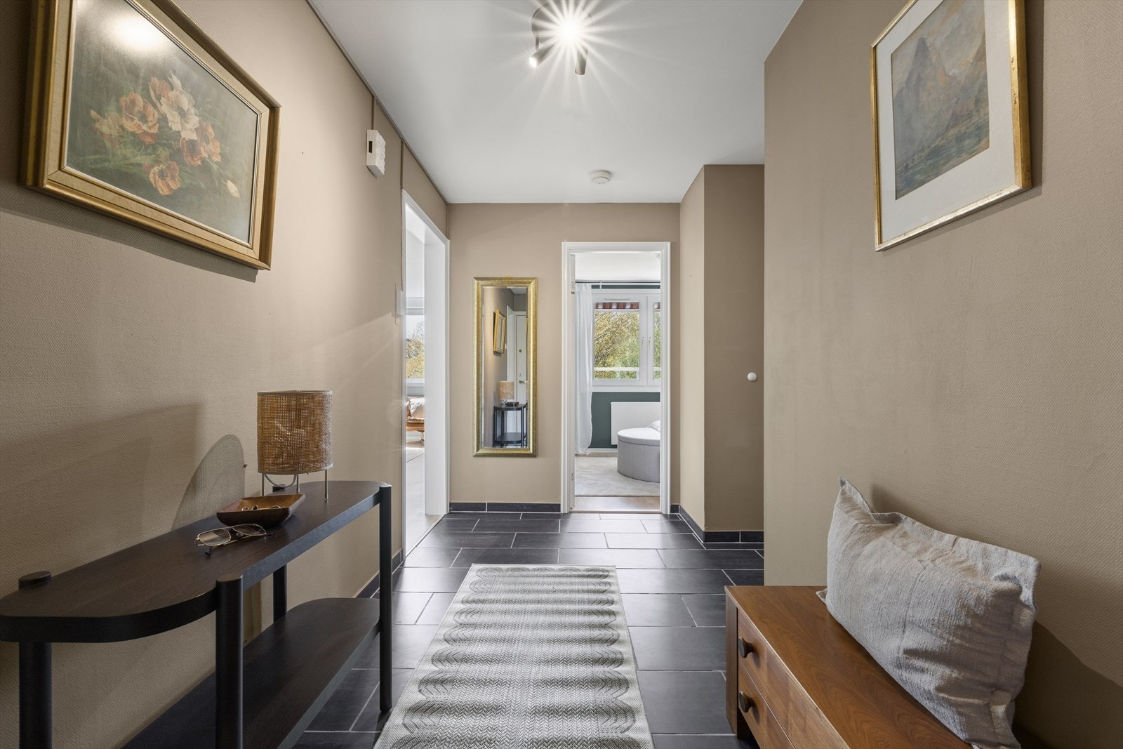 Du trer inn i en hyggelig entré med flislagt gulv. Galleribilde