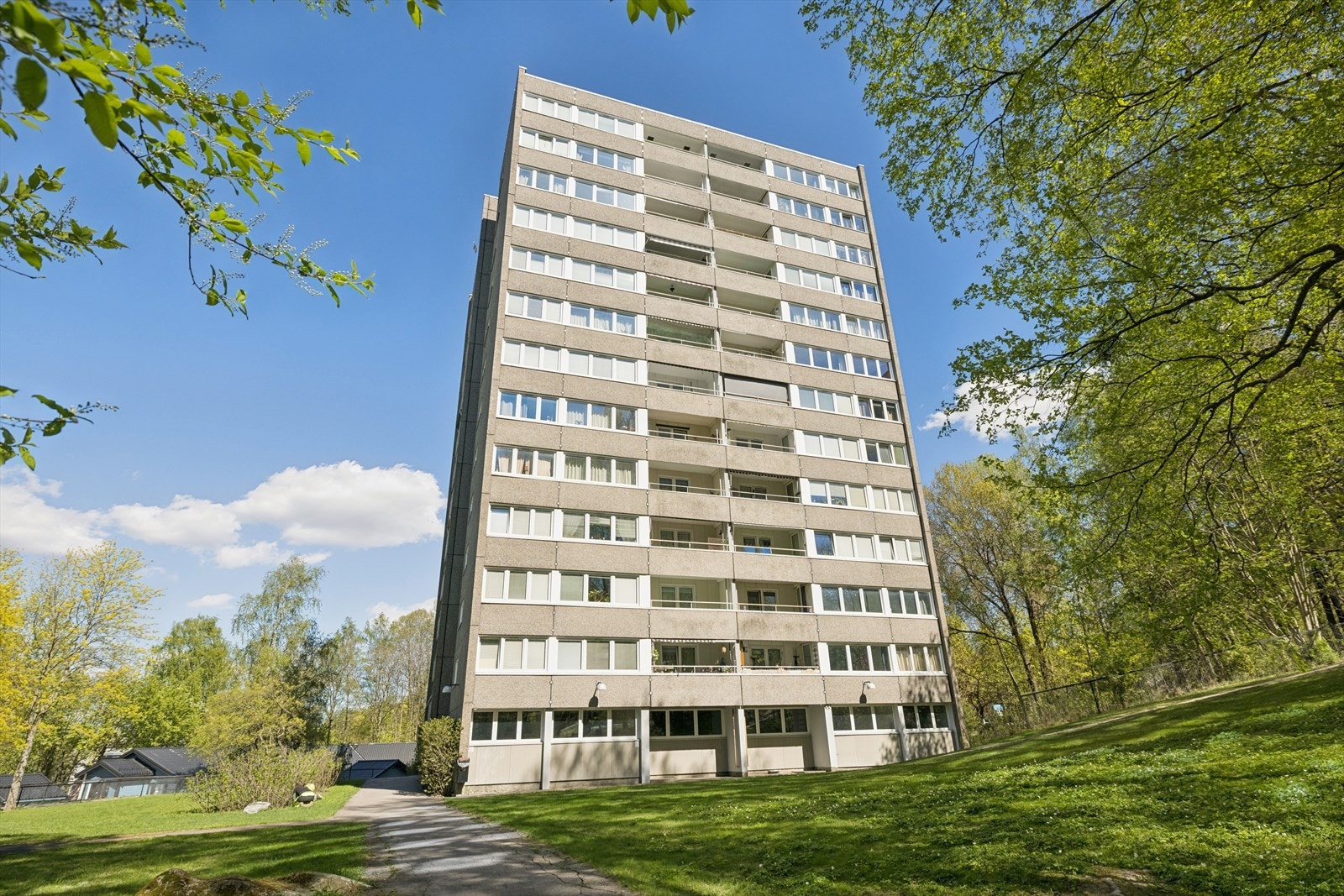 Leiligheten ligger i 7. etasje med heisadkomst opp til etasjeplan. Galleribilde