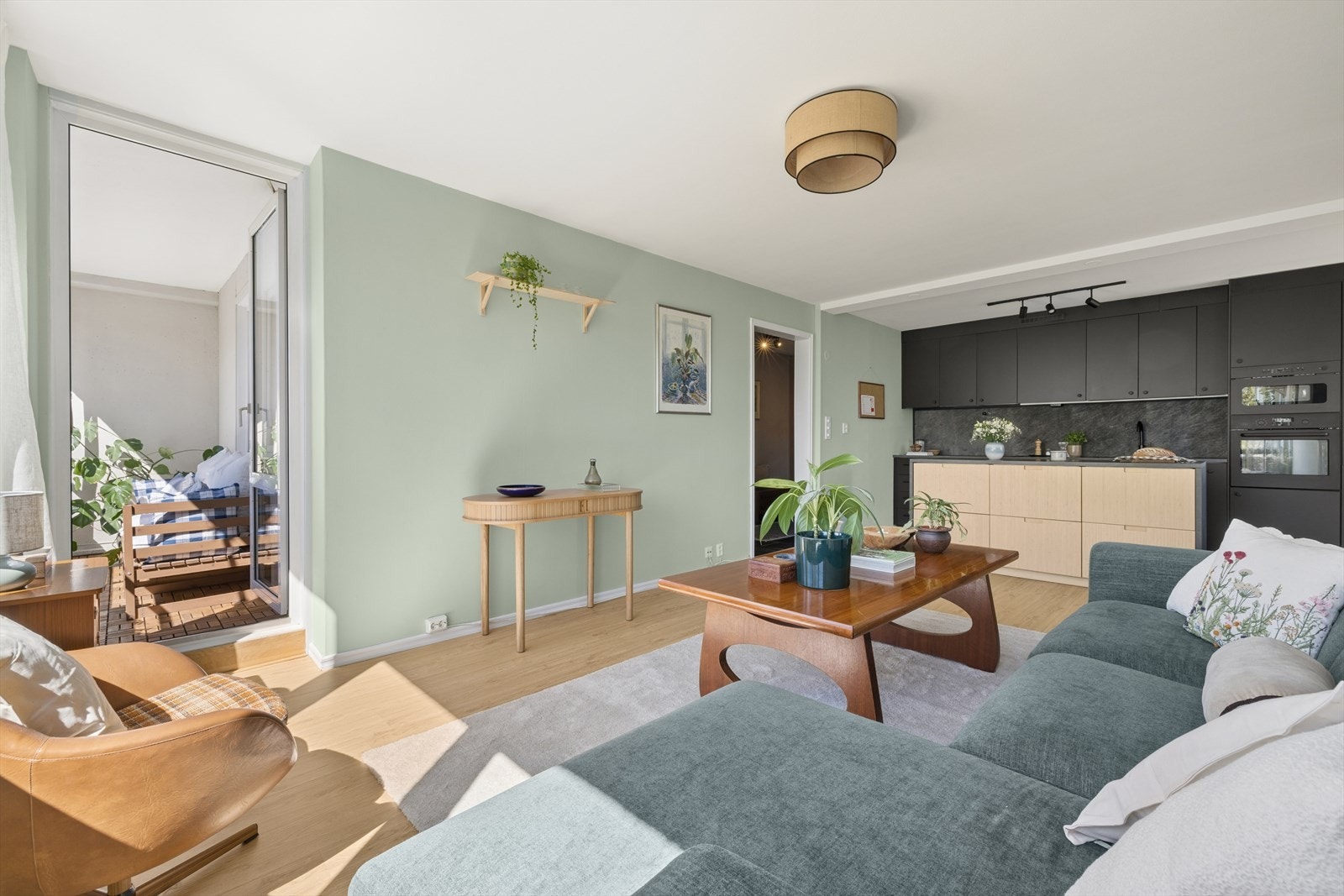Gulvet har ny vinyllaminat fra samme år, som binder rommene sammen. Galleribilde