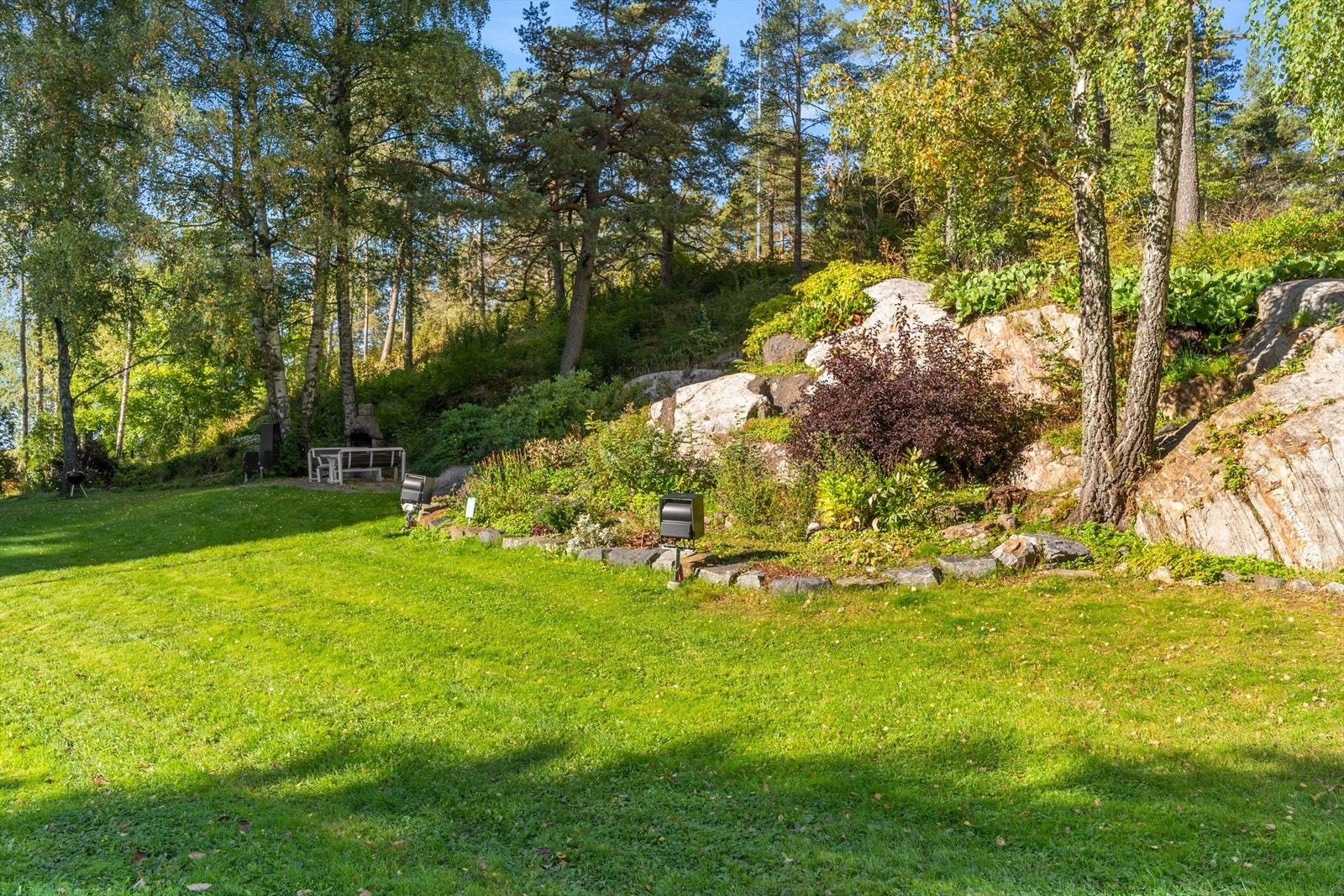 Borettslaget har store, grønne fellesarealer og en usjenert beliggenhet på grensen til Østmarka. Galleribilde