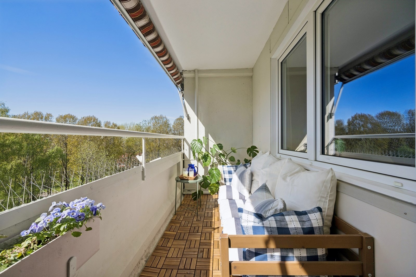 Fra stuen er det utgang til en syd-sydvestvendt balkong på 5,4 kvm, med svært gode solforhold. Galleribilde
