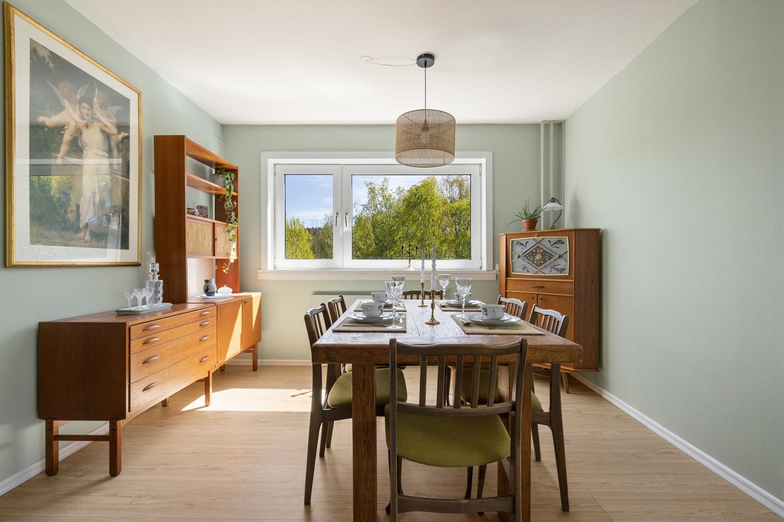 Det er god plass til spisegruppe i tilknytning til kjøkkenet. Galleribilde