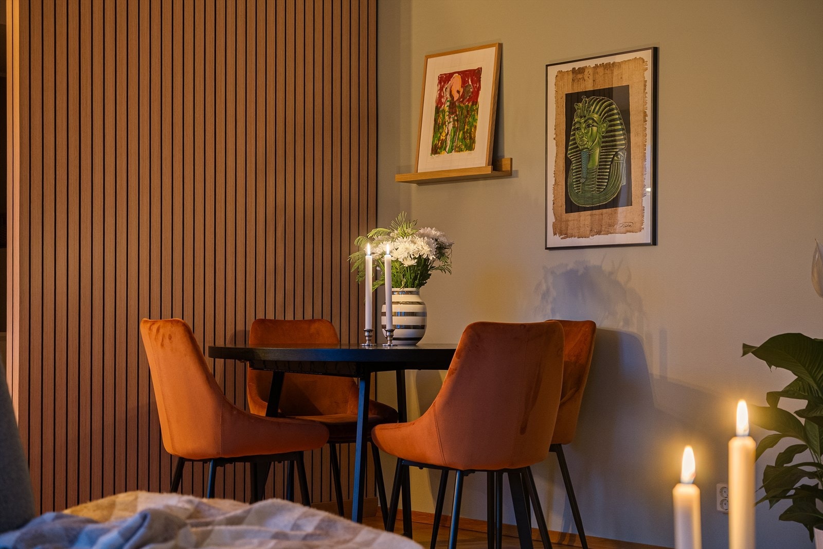 Leiligheten disponerer egen P-plass på parkeringsoblat. Galleribilde