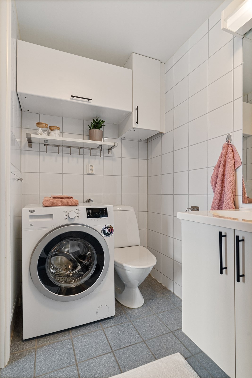 Her får du opplegg for vaskemaskin, vegghengt innredet servant, toalett og dusj. Galleribilde