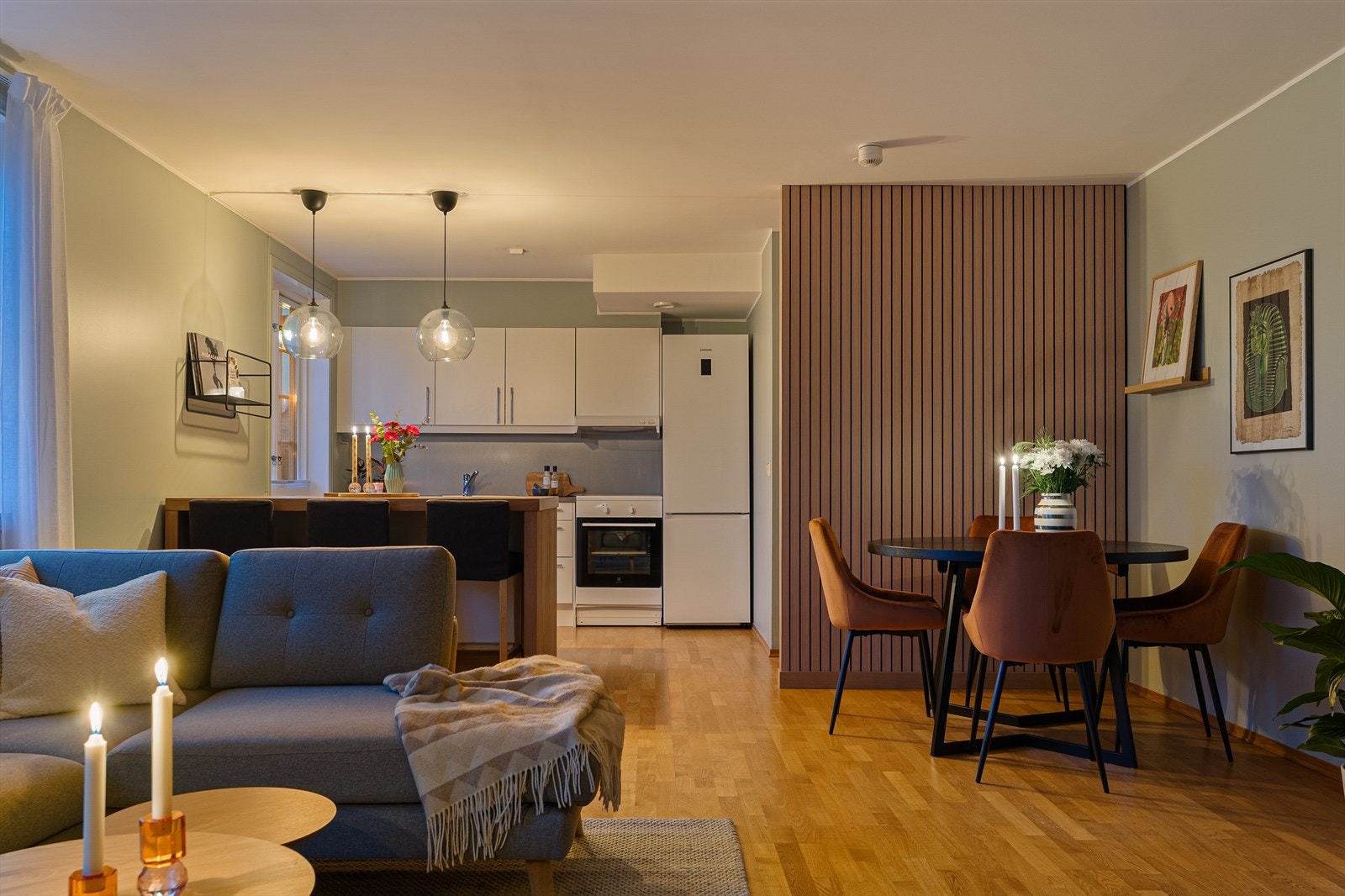 Den åpne stue/-kjøkkenløsningen er på totalt 32m² og byr på gode muligheter for danning av naturlige soner. Galleribilde