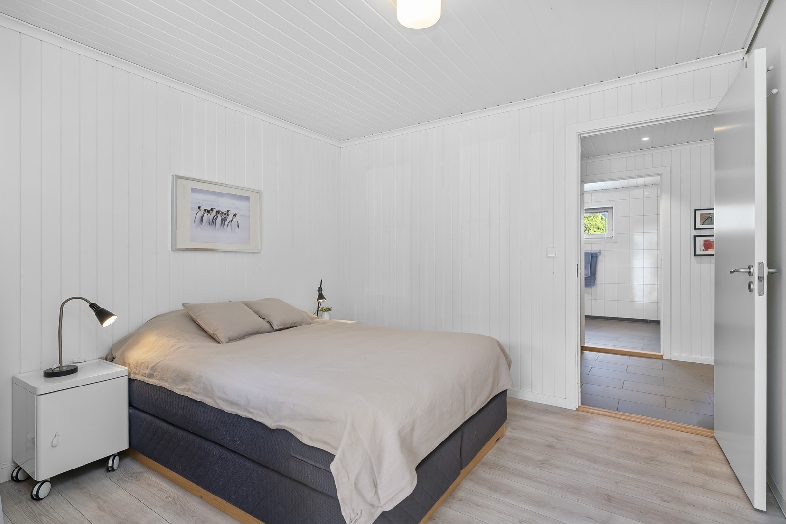 Stor skyvedørsgarderobe følger. Galleribilde