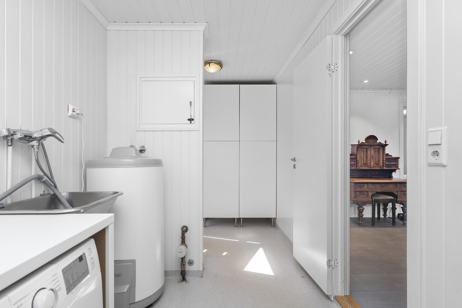Vaskerom og bod med egen inngang. Galleribilde