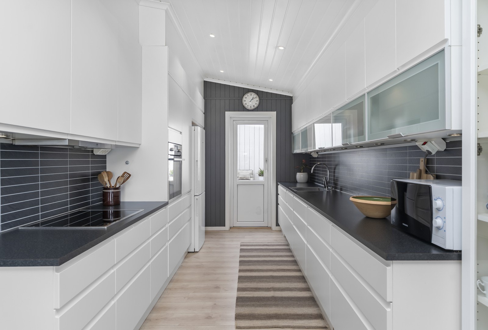 Her er godt med skap og oppbevaringsplass samt arbeidsflate på benk. Utgang til hyggelig veranda med morgensol. Galleribilde