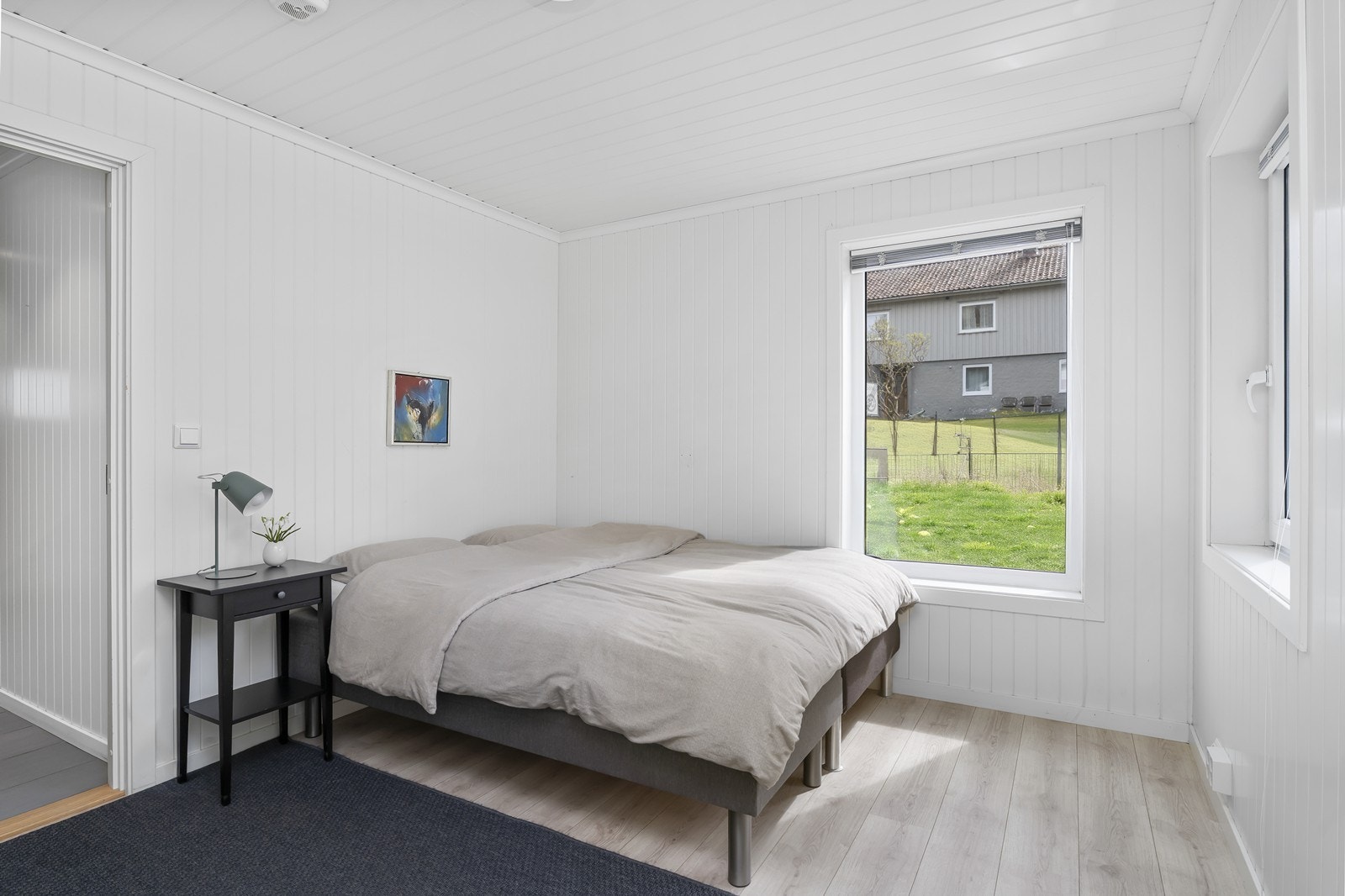Fin plass til dobbeltseng og garderobe. Galleribilde