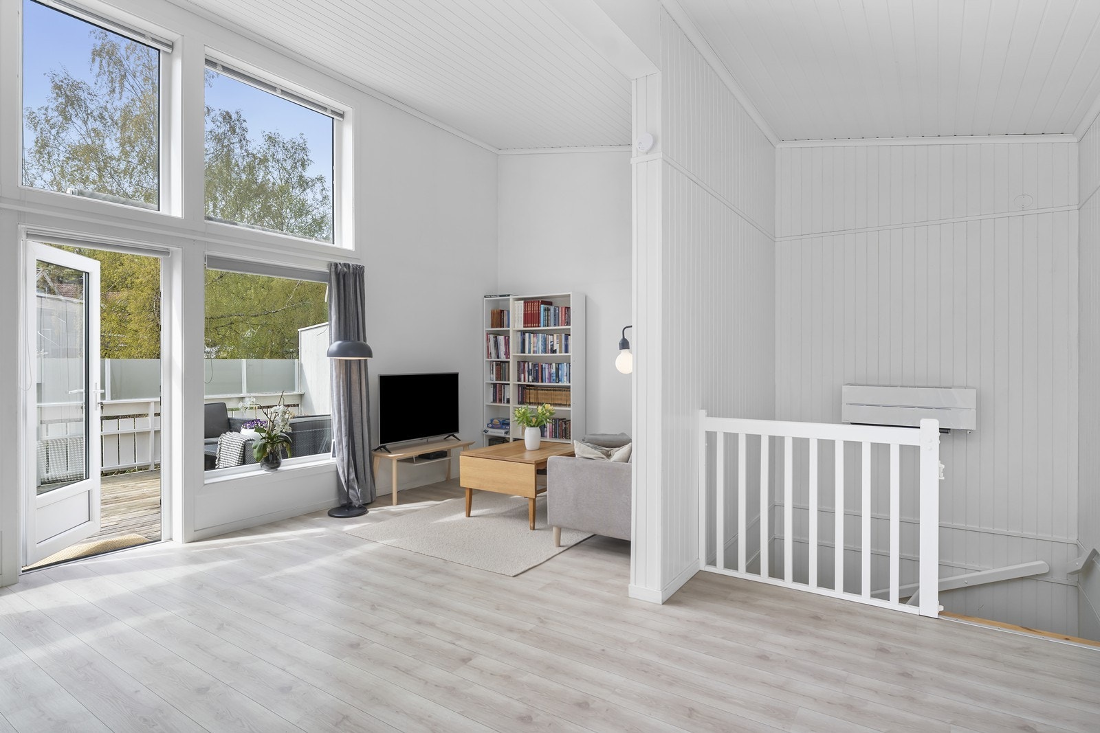 Tv-krok. Her er også potensial for å dele av rommet og feks lage et ekstra soverom. Galleribilde