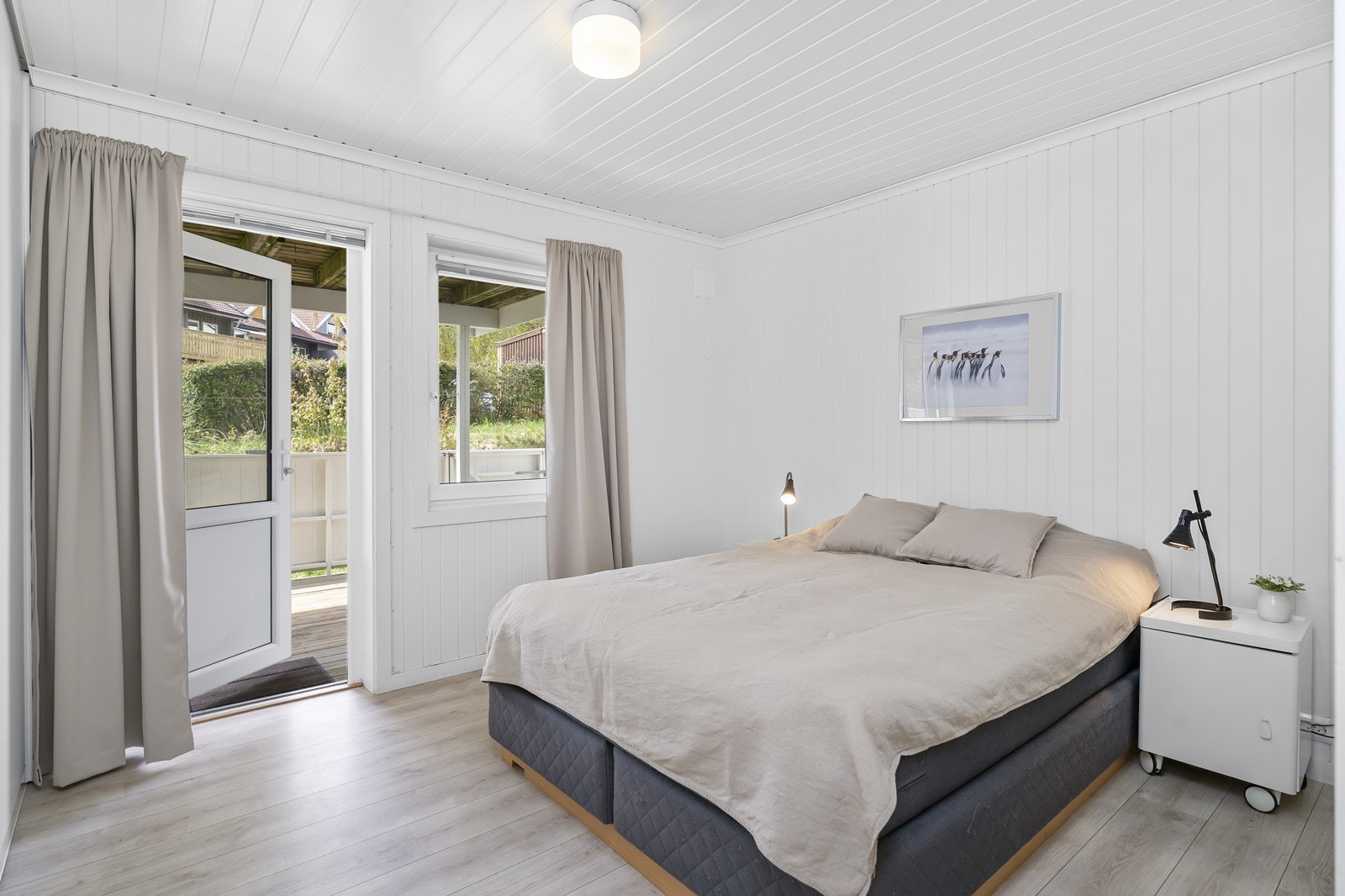 Soverom av god størrelse. Utgang til terrasse. Galleribilde
