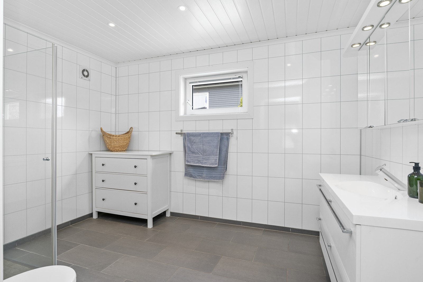 Dusjhjørne og god plass til oppbevaring. Galleribilde