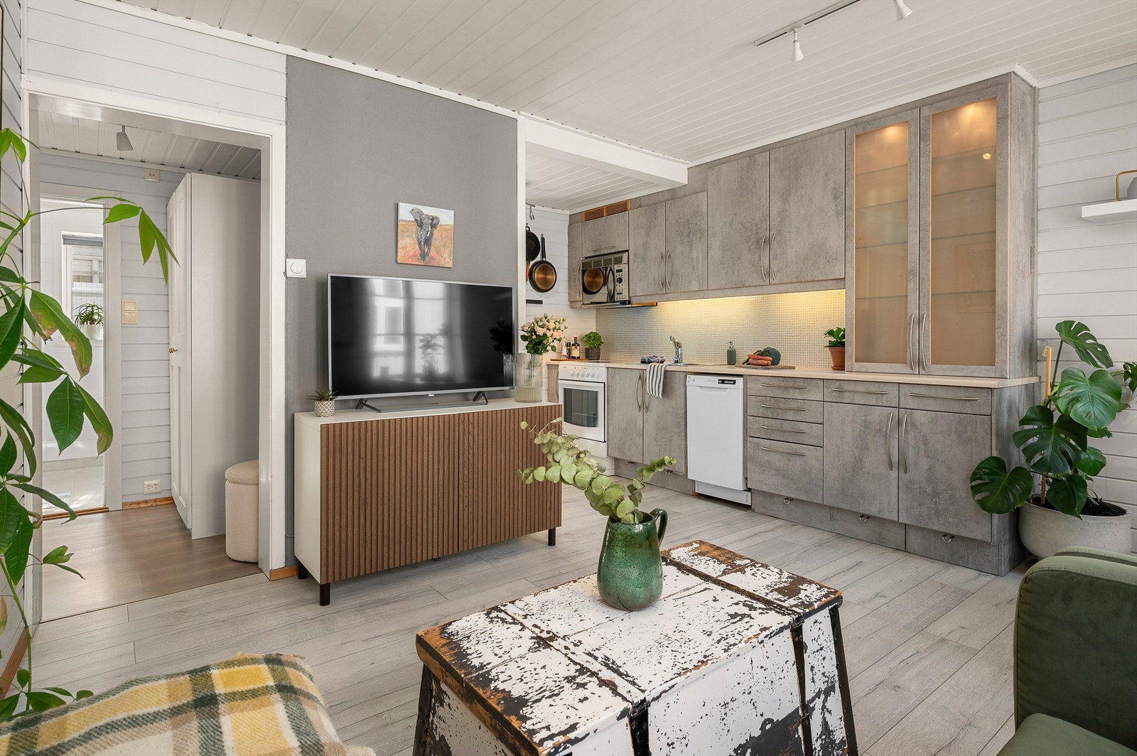 Kjøkkenet ligger naturlig tilbaketrukket fra stuen og er innredet med lyse slette flater, benkeplate av laminat og fliser mellom kjøkkenbenk og overskap. Galleribilde