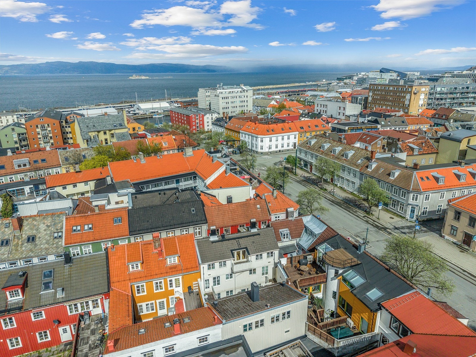 Fra eiendommen er det kort gangavstand til flere av Trondheims utdanningsinstitusjoner, blant annet NTNU Kalvskinnet, BI Norwegian Business School og NTNU Handelshøyskolen. St. Olavs Hospital og flere større arbeidsplasser ligger også i nærheten. Galleribilde