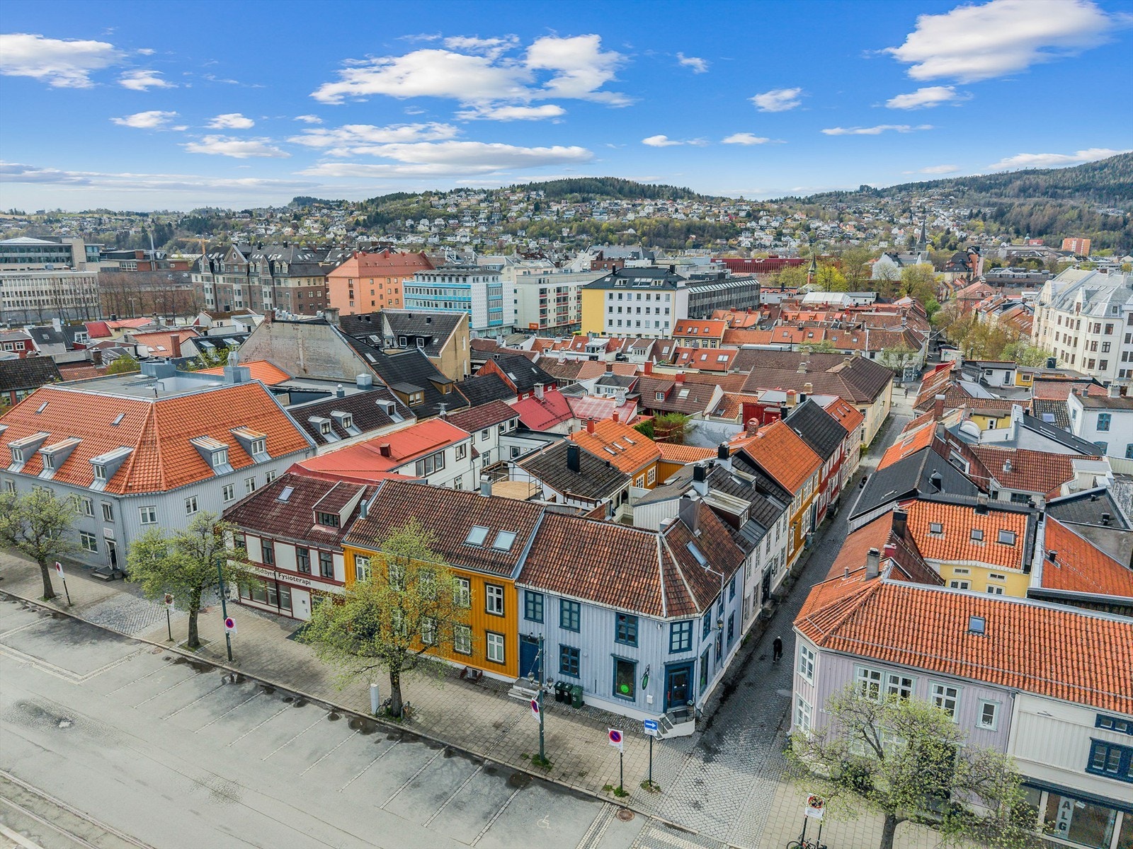 Ta en spasertur langs Nidelva via Hjertepromenaden, eller besøk populære områder som Bakklandet, Marinen og Nidarosdomen. Ravnkloa og Skansen byr på flotte sjøområder og hyggelige serveringssteder, mens Solsiden frister med restauranter og uteservering. Galleribilde