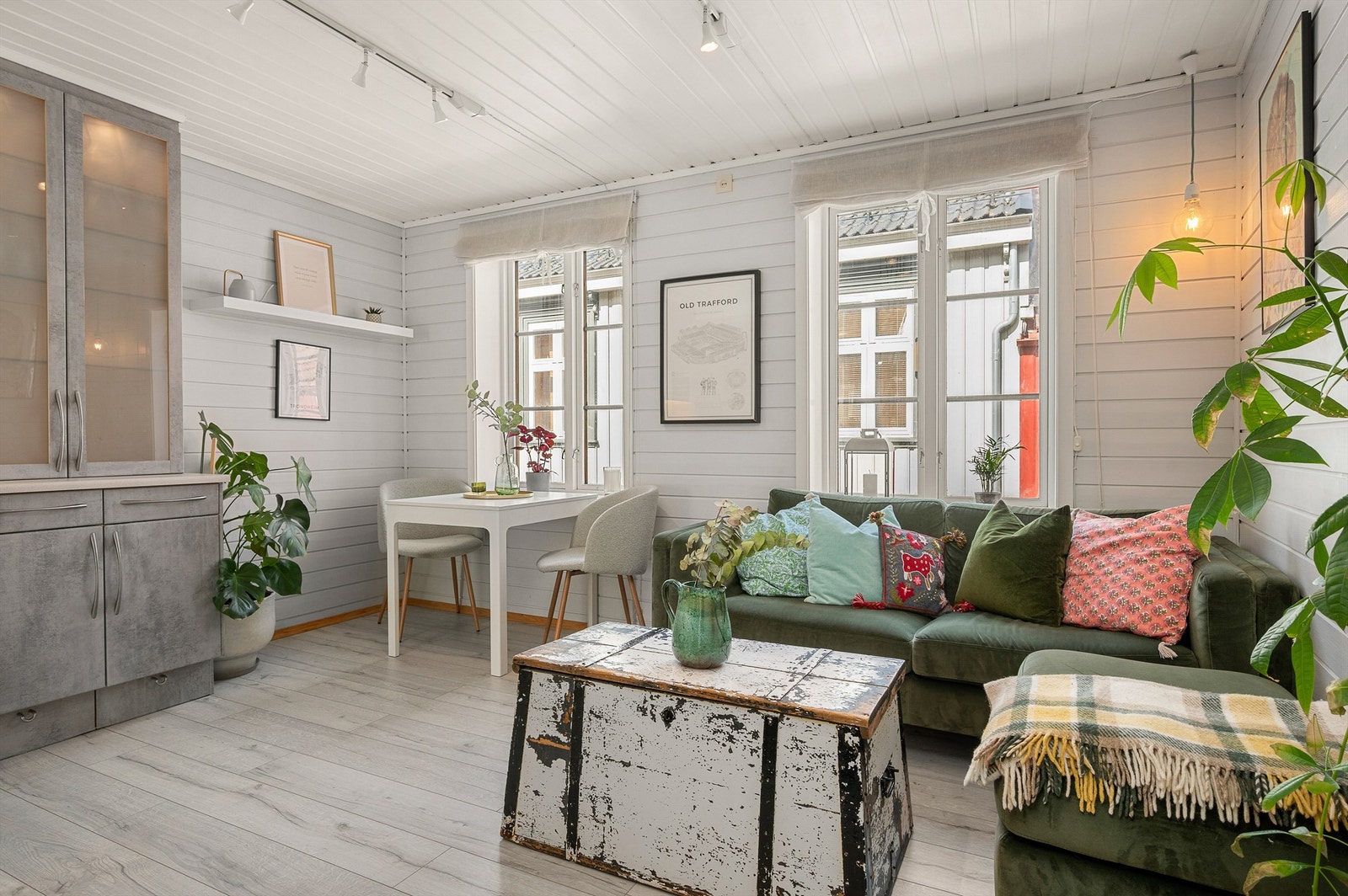 Leiligheten er gjennomgående lys og luftig med utstrakte vindusflater som sikrer rikelig med dagslys. Galleribilde
