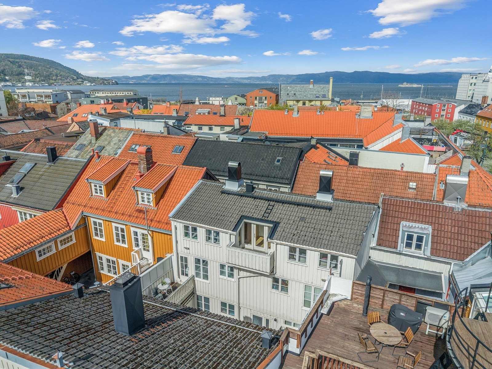Boligen passer perfekt for både studenter, enslige og godt voksne, og området er spesielt populært blant byfolk som ønsker en sentral, men samtidig rolig beliggenhet. Galleribilde