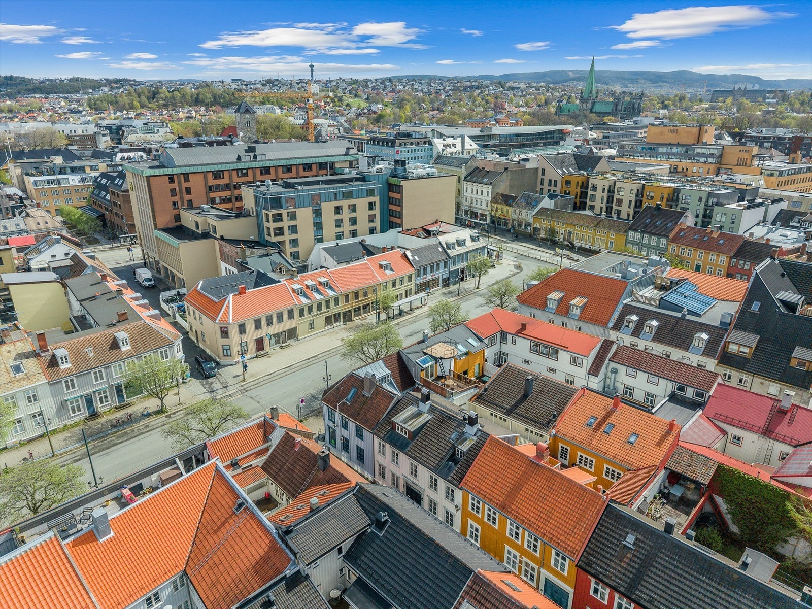 Kollektivtilbudet i området er svært godt. Fra St. Olavs gate og Dronningens gate går det hyppige bussavganger til resten av byen og omegn, og både Trondheim sentralstasjon og Skansen stasjon ligger innen komfortabel gangavstand. Galleribilde