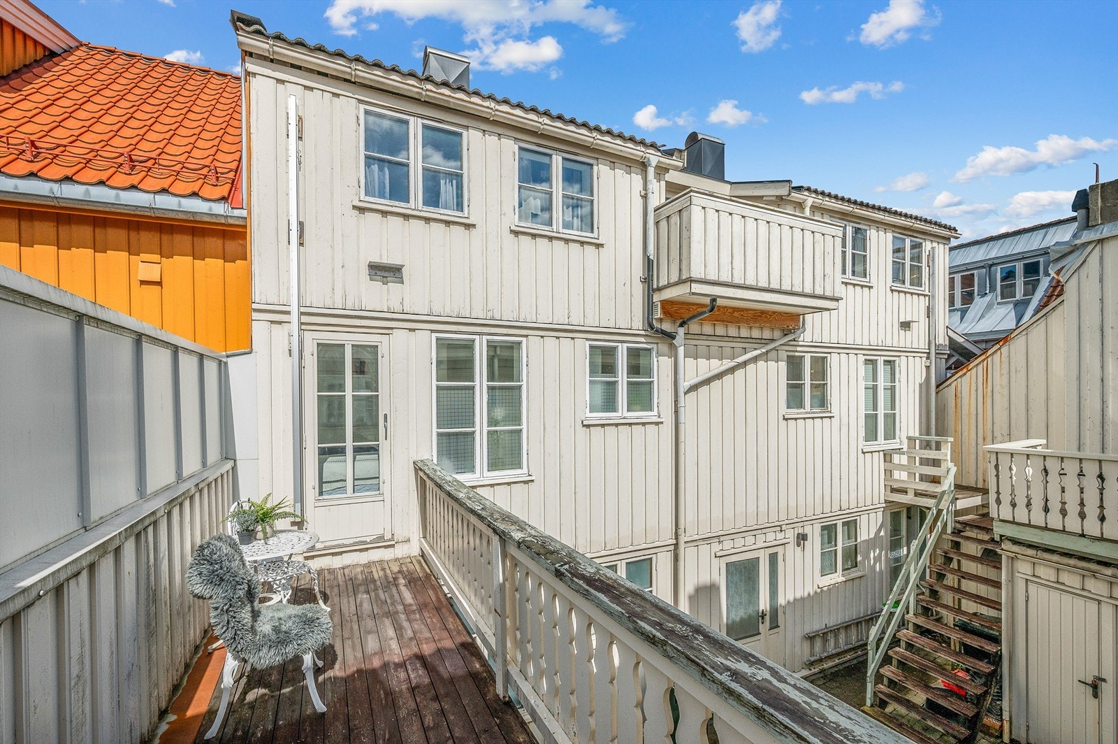 Fra soverommet har man direkte utgang til en felles terrasse som kan benyttes av alle sameierne. Selger opplyser om solgang fra ca. kl. 09:00 til 17:00 på sommerstid. Galleribilde