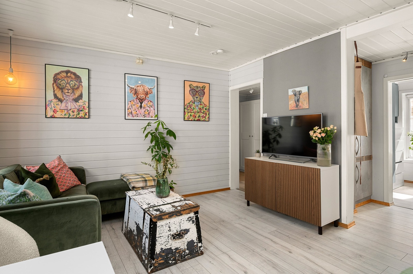 Videre er kjøkkenet innredet med integrert mikrobølgeovn og kjøleskap samt frittstående oppvaskmaskin og komfyr. Galleribilde