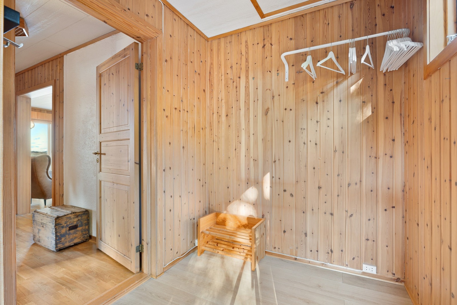 Entré med luke i himling til kaldloft. Galleribilde