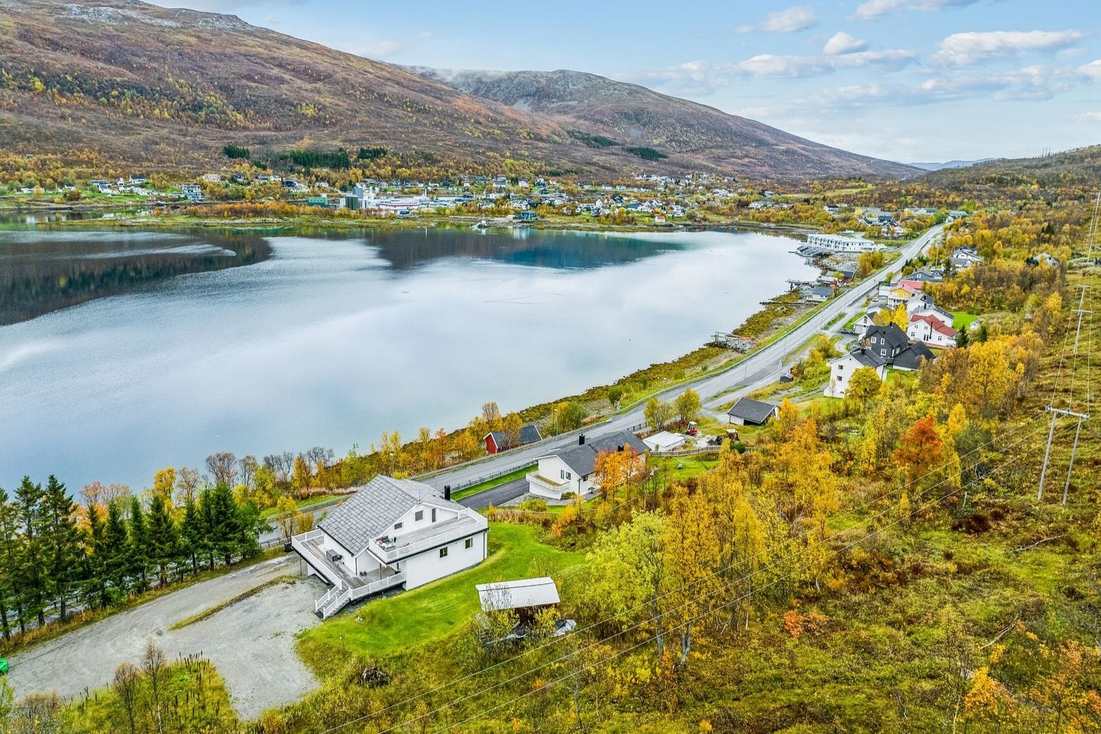 Her er det bare en kort kjøretur til skole og barnehage.