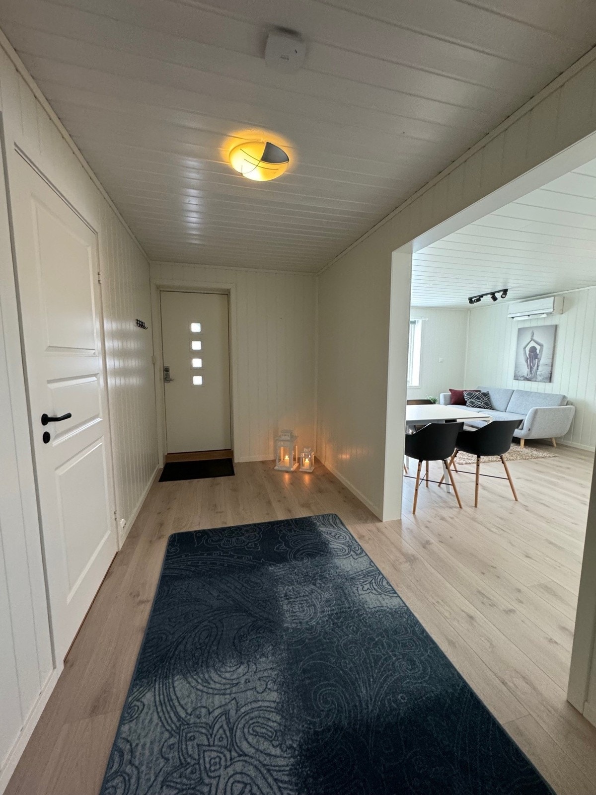 Velkommen inn - stor gang hvor det kan etableres garderobeløsninger.