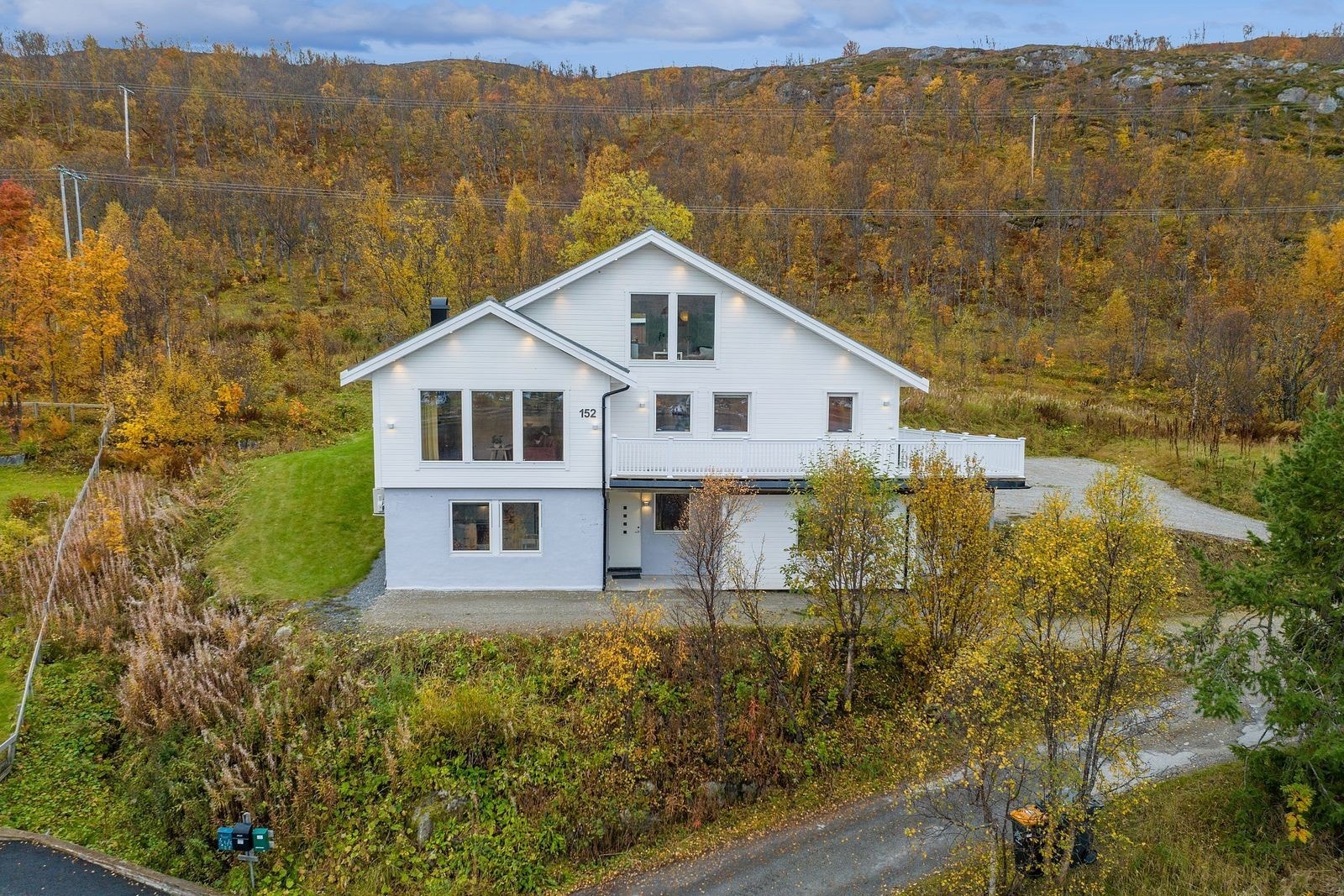 En flott 3-roms med naturskjønn beliggenhet i Kaldfjorden. Leiligheten ligger i sokkeletasjen.
