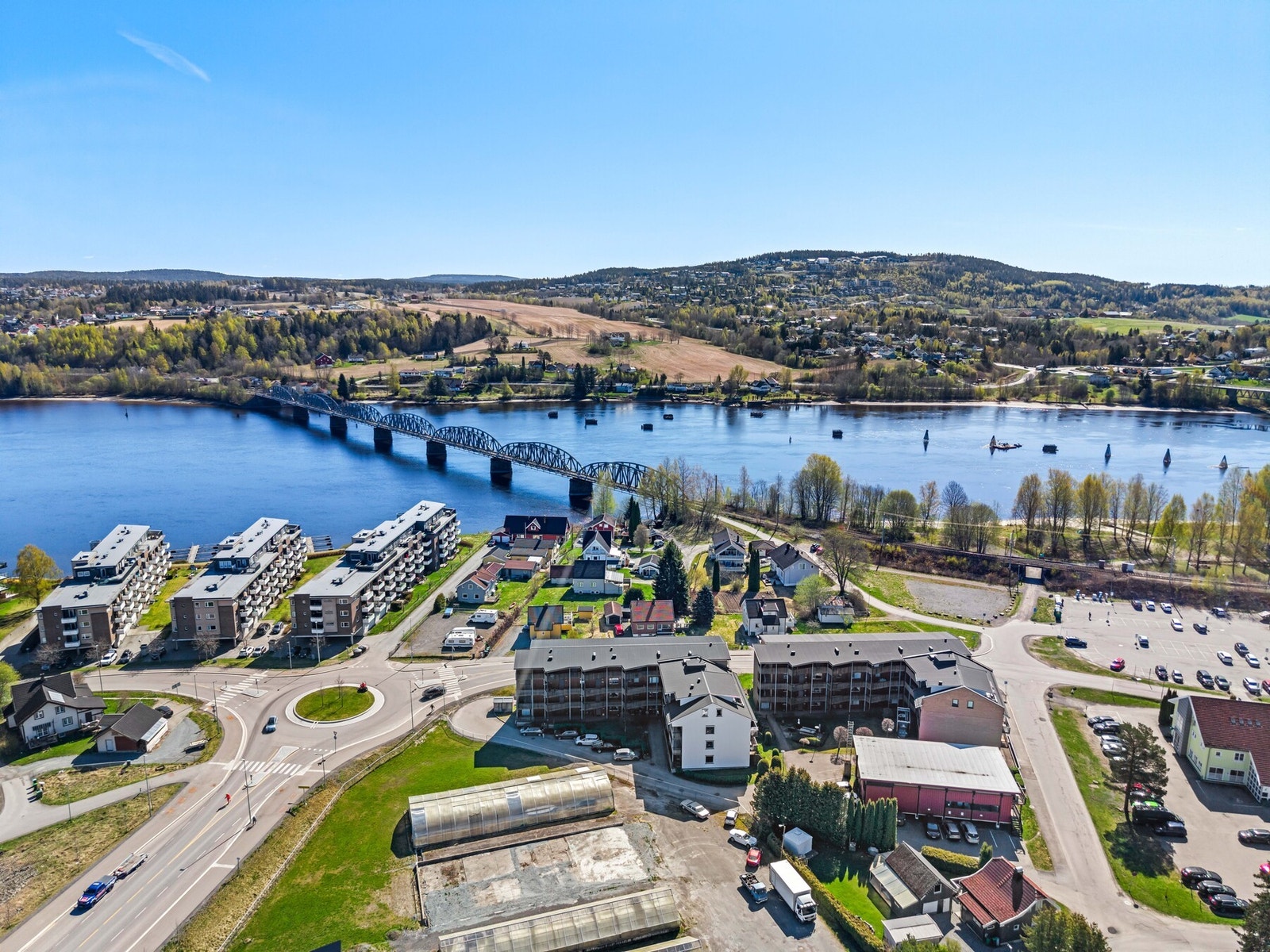 Kollektivtilbudet er godt utviklet. Bussholdeplass i Faldalsveien ligger kun et par minutters gange fra boligen. Fra Fetsund stasjon går togforbindelse til Oslo S på rundt 30 minutter, noe som gjør pendling effektiv og forutsigbar. Oslo lufthavn Gardermoe Galleribilde